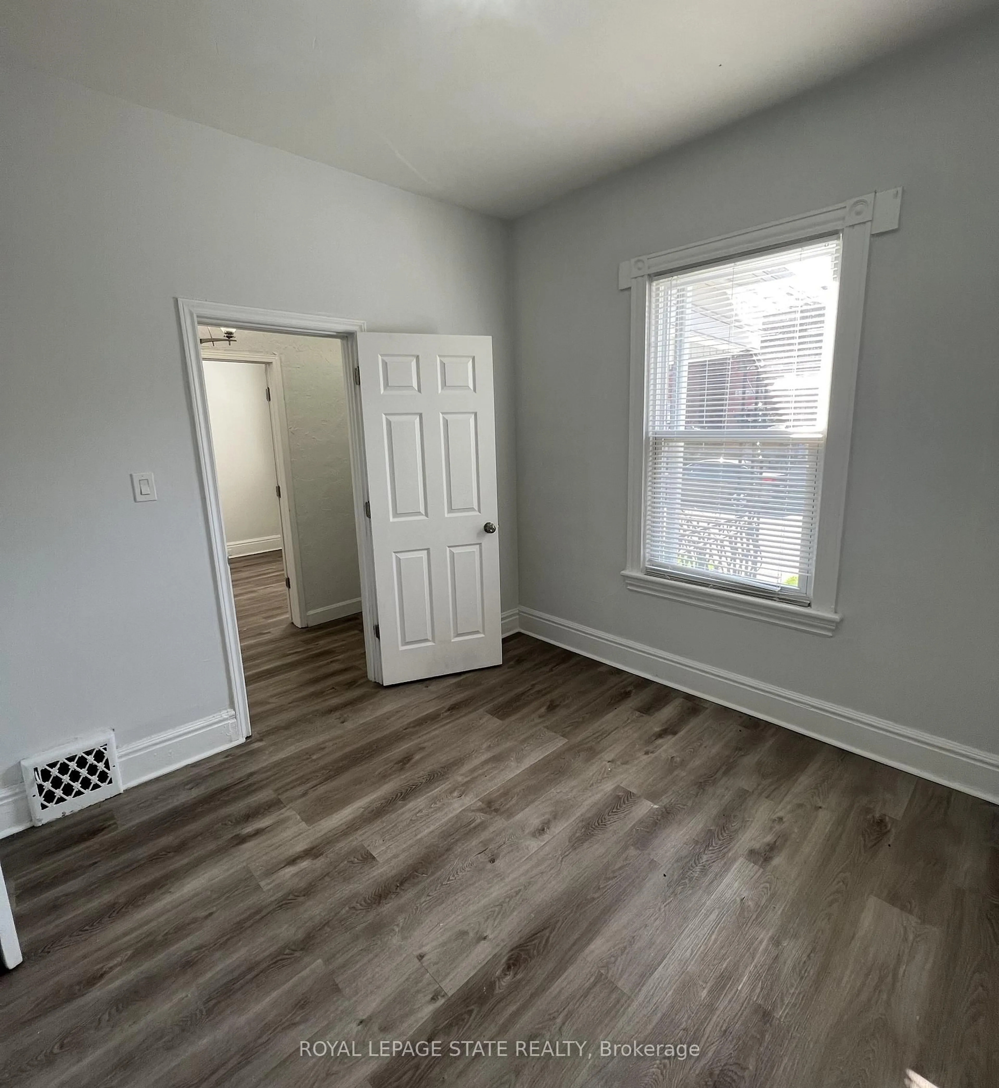 A pic of a room for 44 Madison Ave, Hamilton Ontario L8L 5Y1