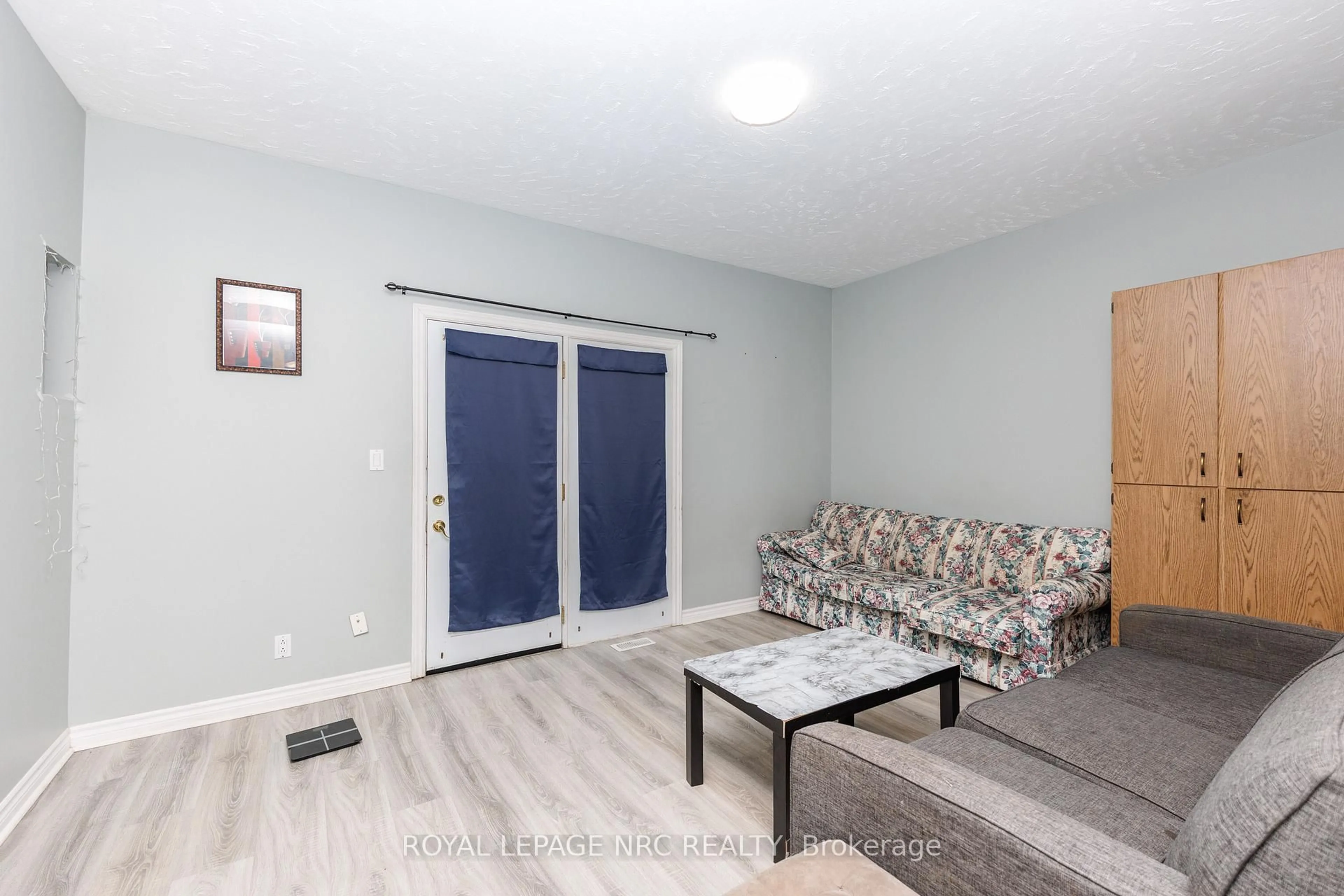 Living room with furniture, wood/laminate floor for 625 Lincoln St, Welland Ontario L3B 4R2
