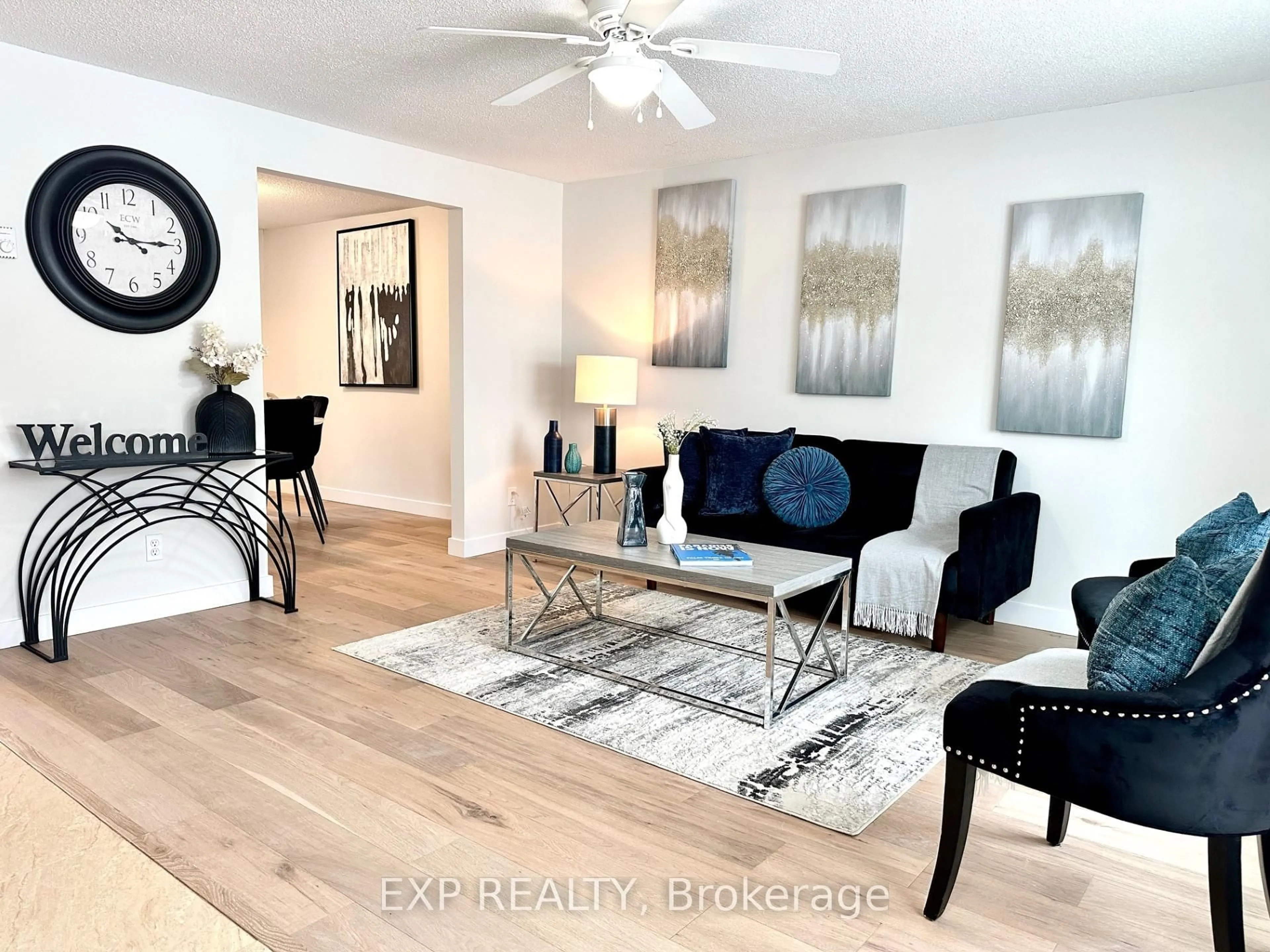 Living room with furniture, wood/laminate floor for 545 Parkview Cres, Cambridge Ontario N3H 4Z9