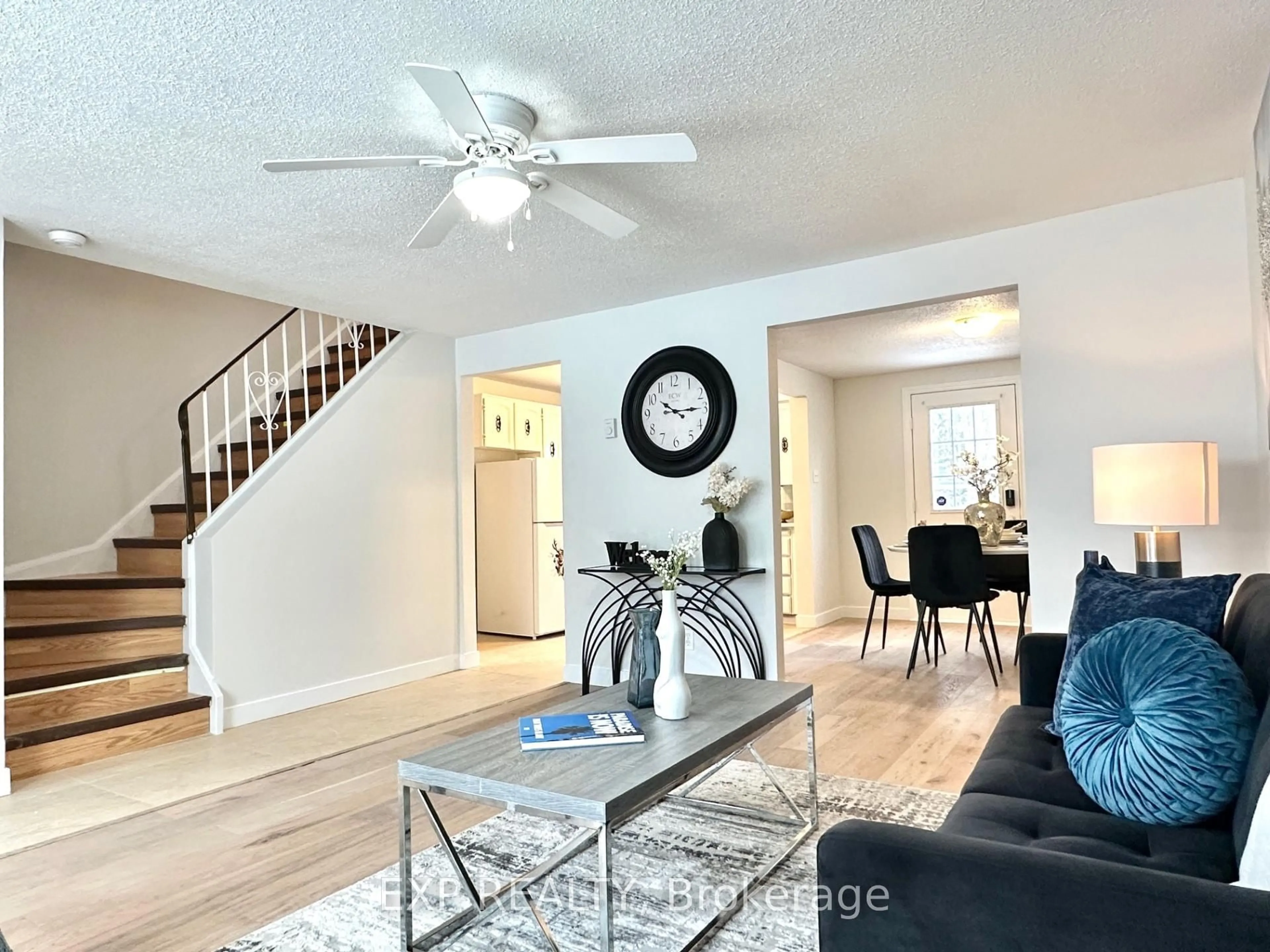 Living room with furniture, unknown for 545 Parkview Cres, Cambridge Ontario N3H 4Z9