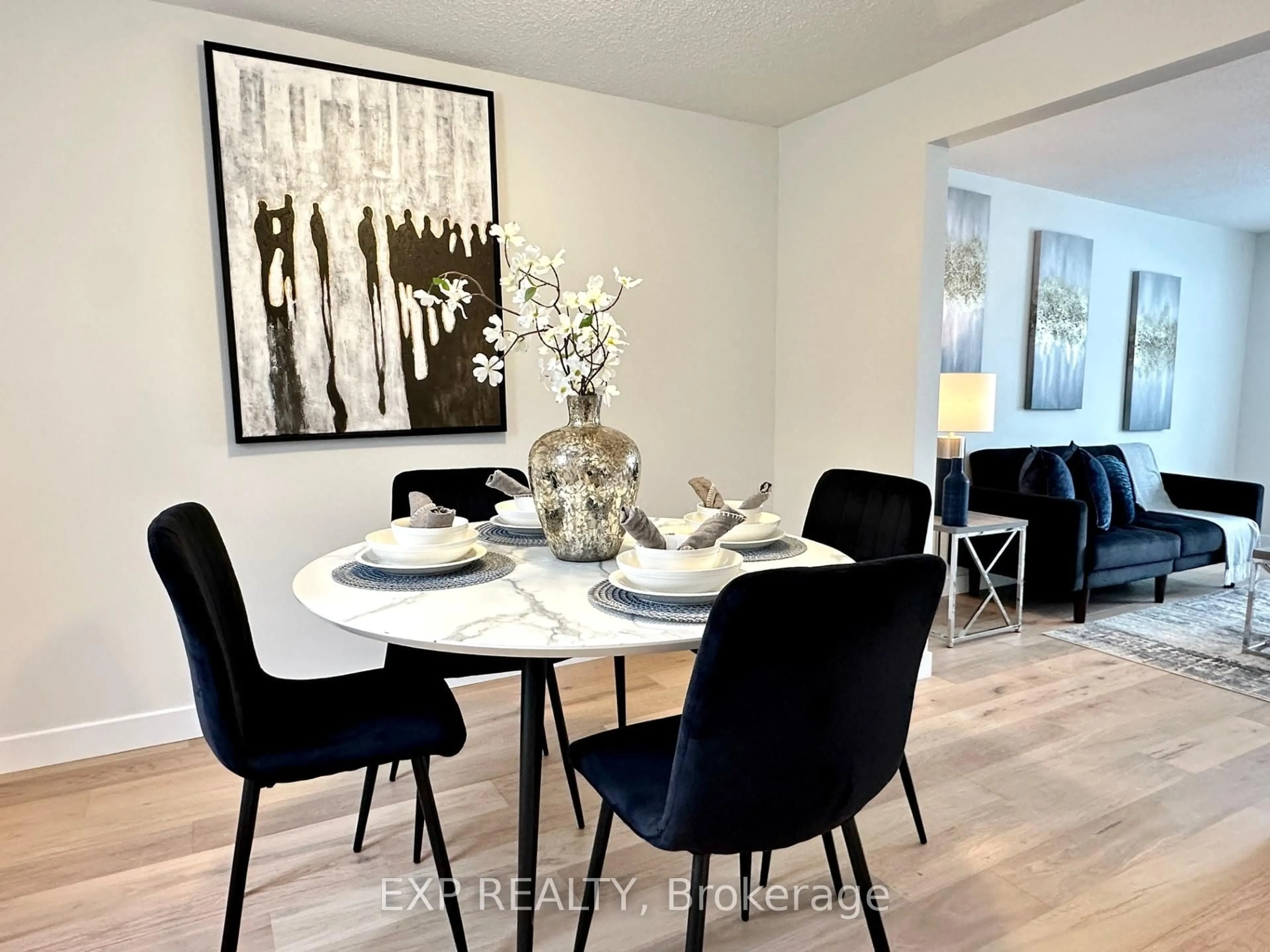 Dining room, wood/laminate floor for 545 Parkview Cres, Cambridge Ontario N3H 4Z9