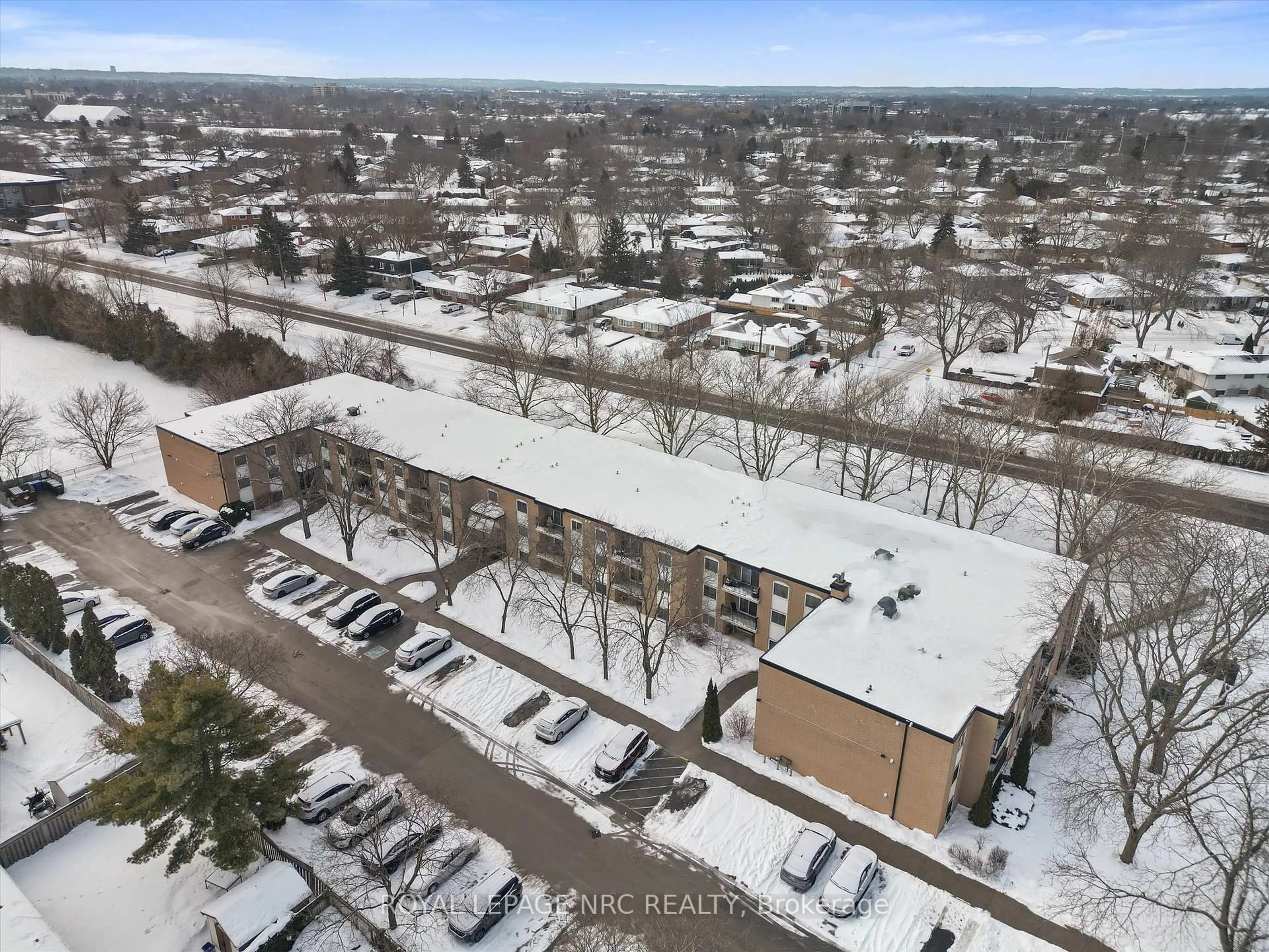 A pic from outside/outdoor area/front of a property/back of a property/a pic from drone, unknown for 6 Westlake Lane #111, St. Catharines Ontario L2N 5S3