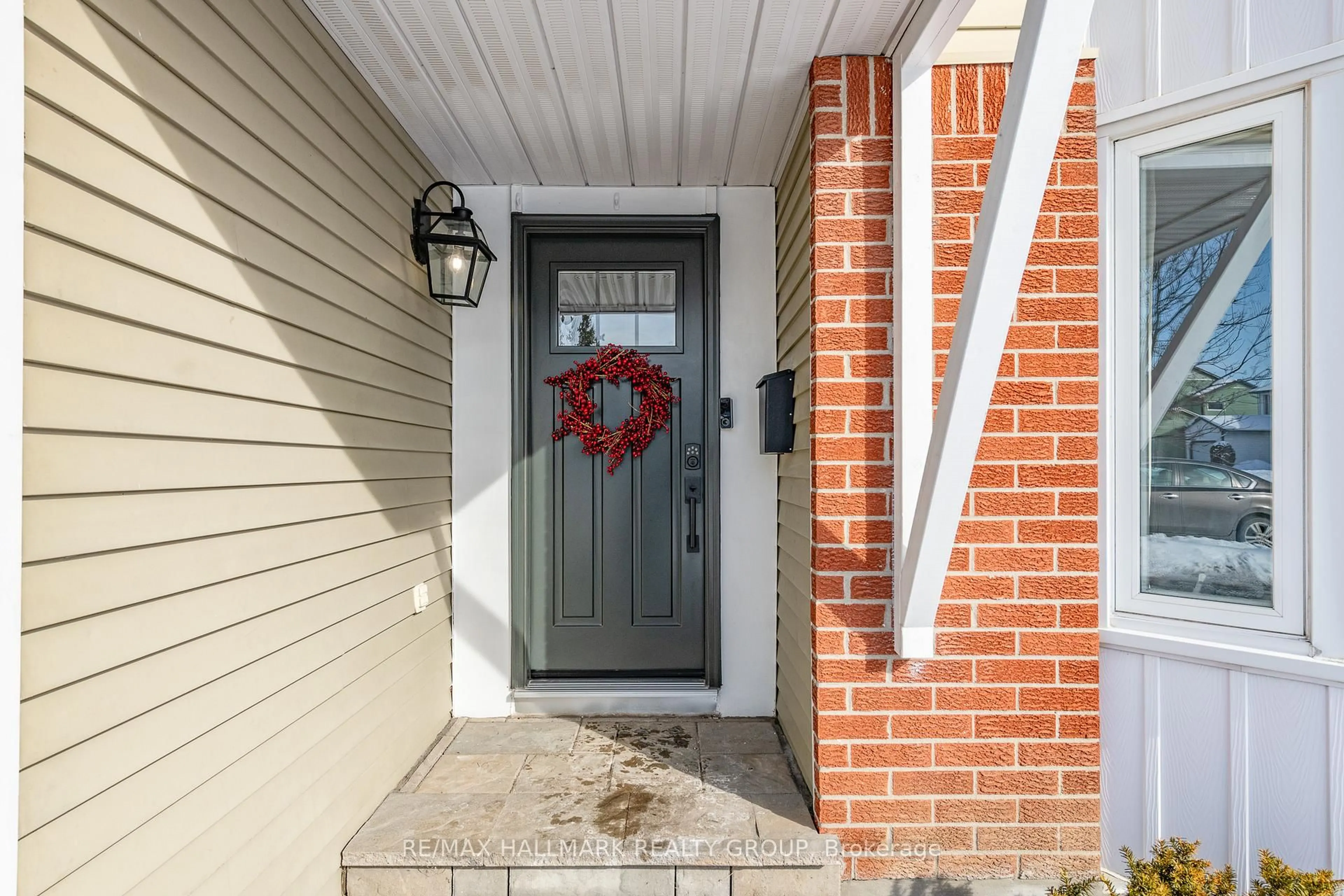 Indoor entryway for 70 Melanie Cres, Kanata Ontario K2L 2J8