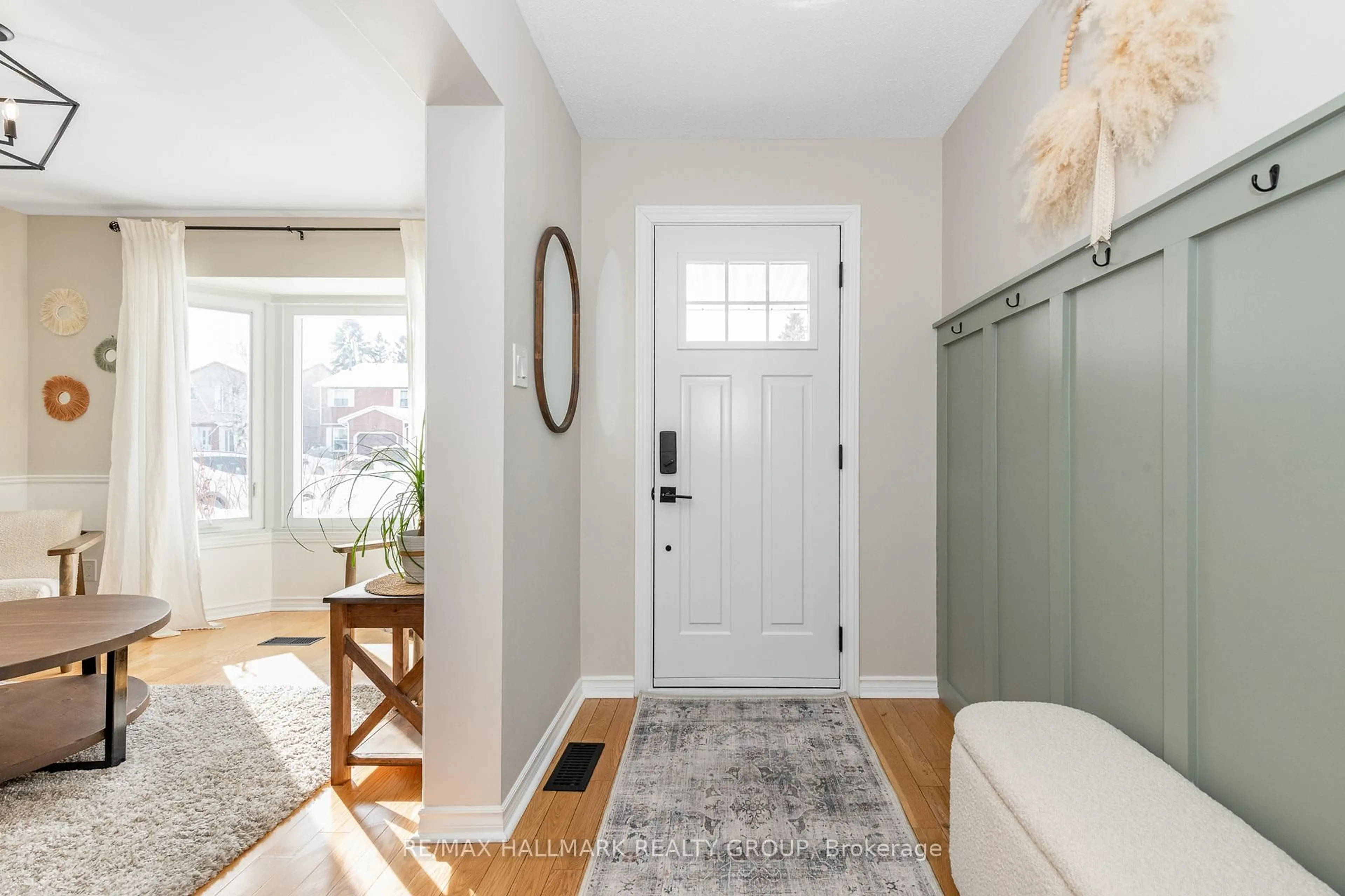 Indoor entryway for 70 Melanie Cres, Kanata Ontario K2L 2J8
