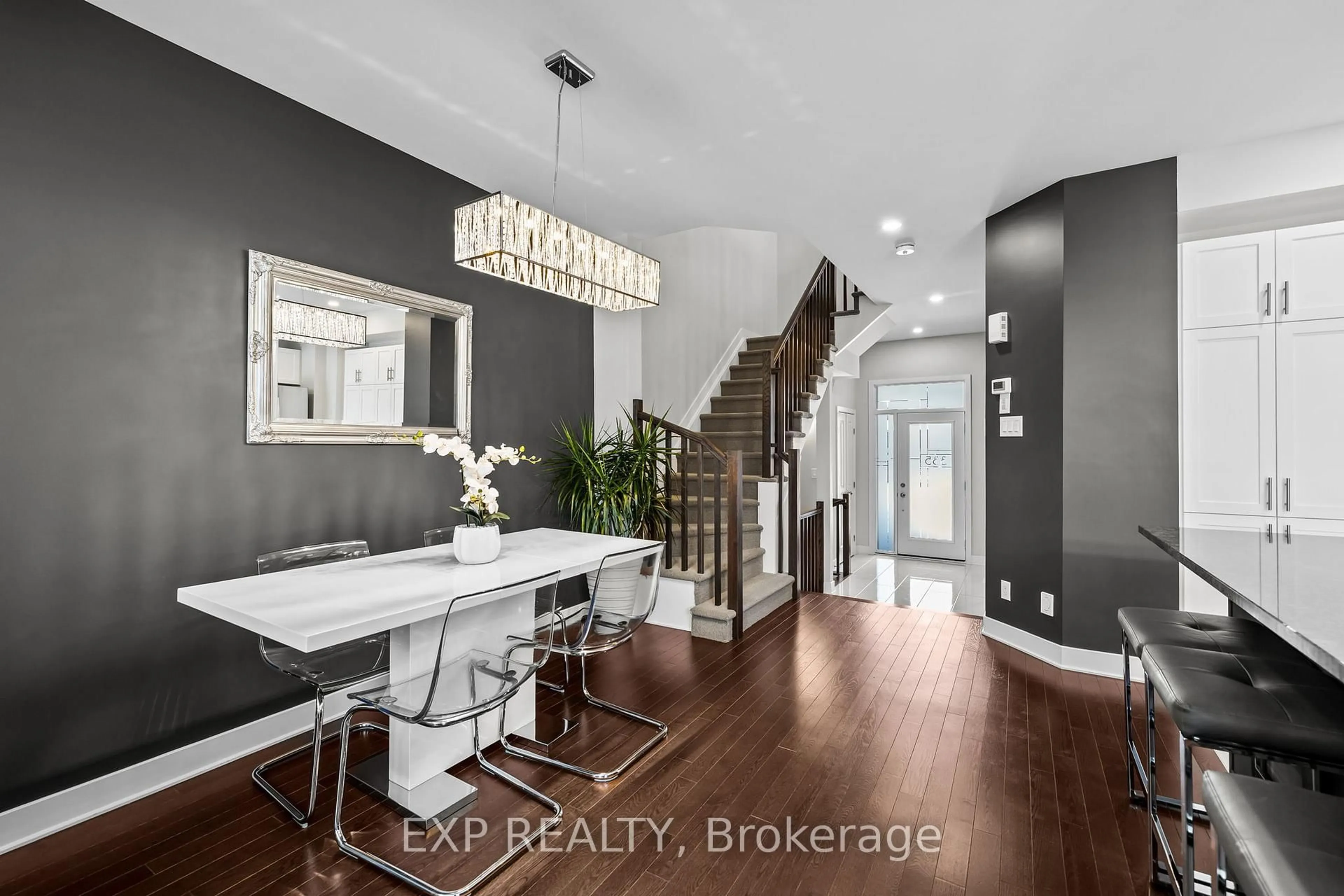 Indoor entryway for 335 wabasso Lane, Ottawa Ontario K1T 0T2