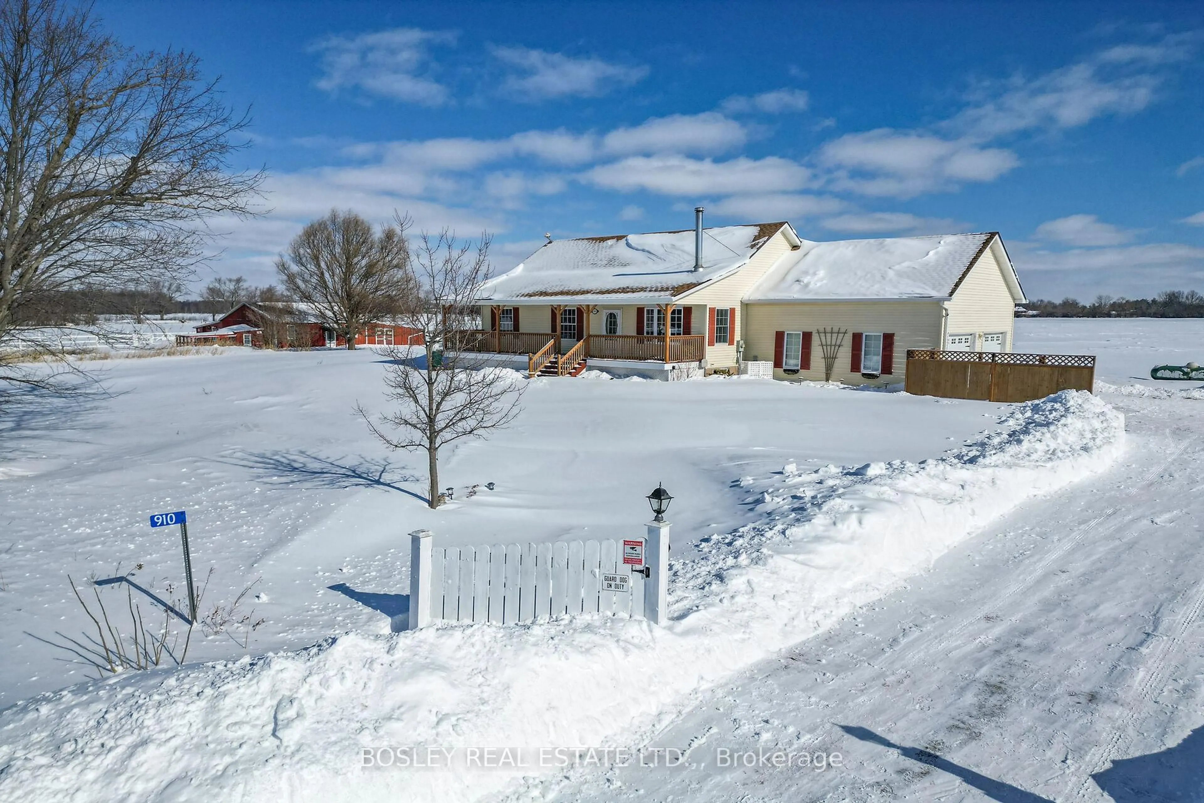 A pic from outside/outdoor area/front of a property/back of a property/a pic from drone, street for 910 Holloway Bay Rd, Fort Erie Ontario L0S 1N0