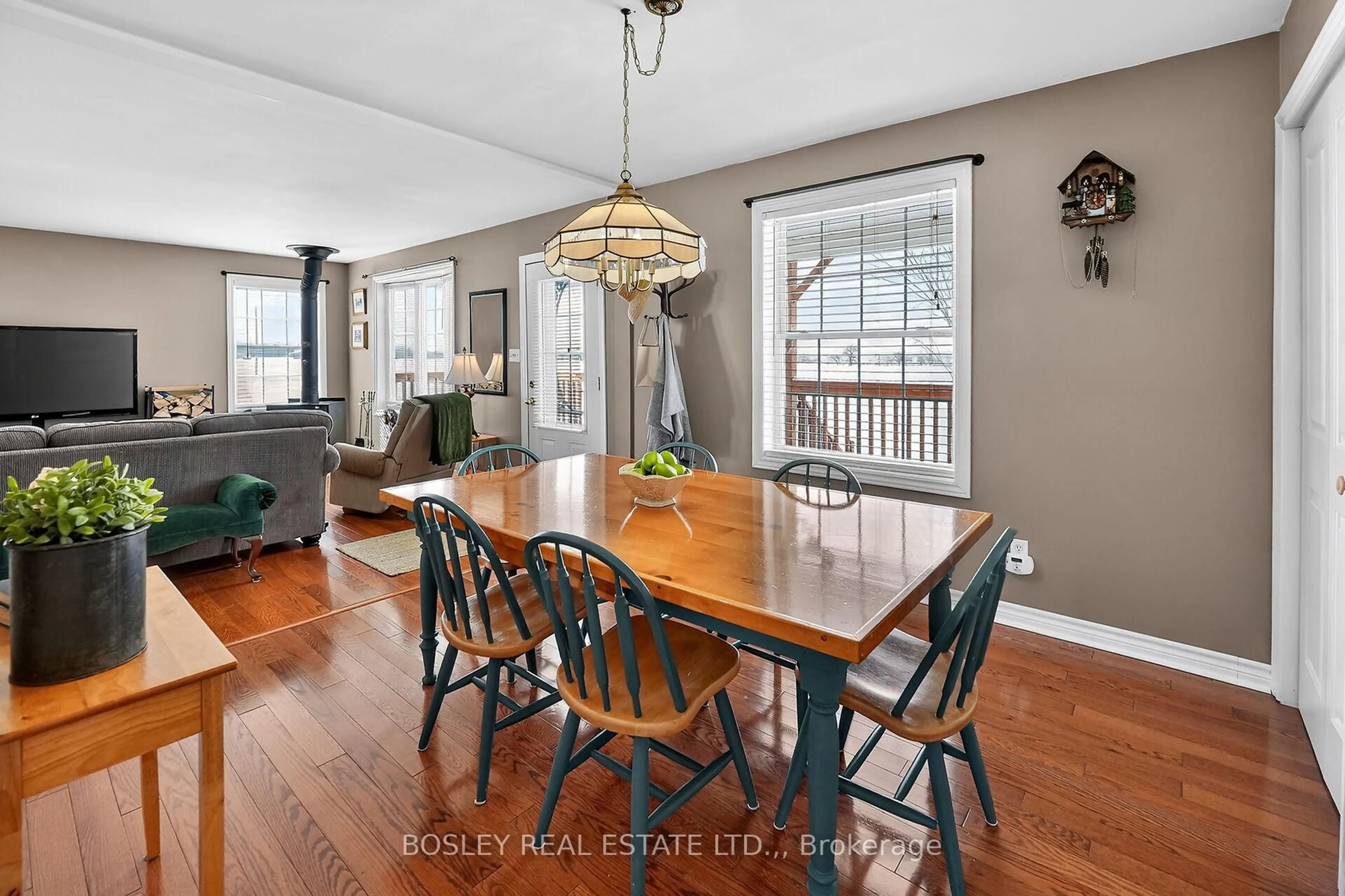 Dining room, wood/laminate floor for 910 Holloway Bay Rd, Fort Erie Ontario L0S 1N0