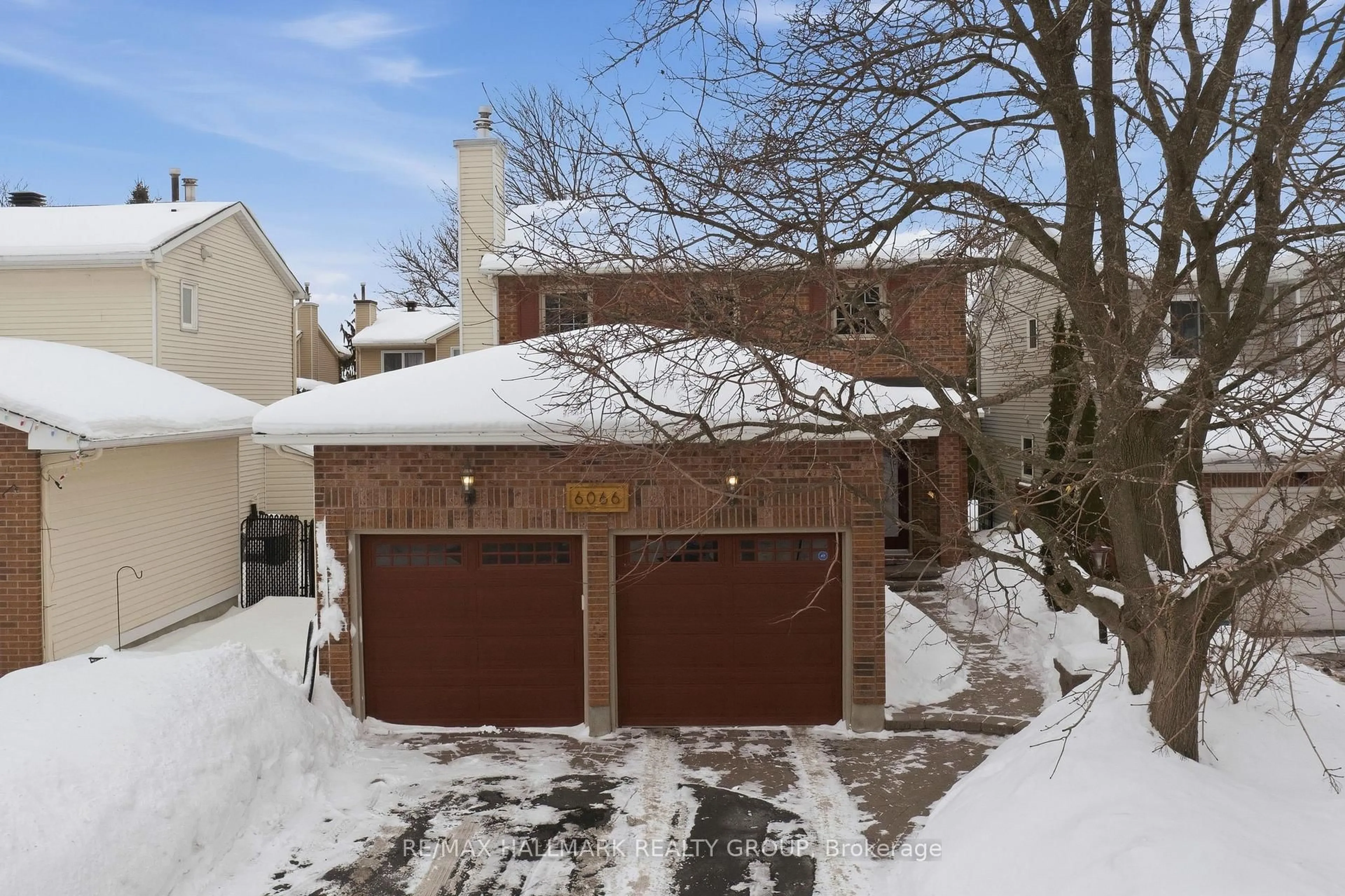 A pic from outside/outdoor area/front of a property/back of a property/a pic from drone, street for 6066 Meadowhill Cres, Ottawa Ontario K1C 5R9