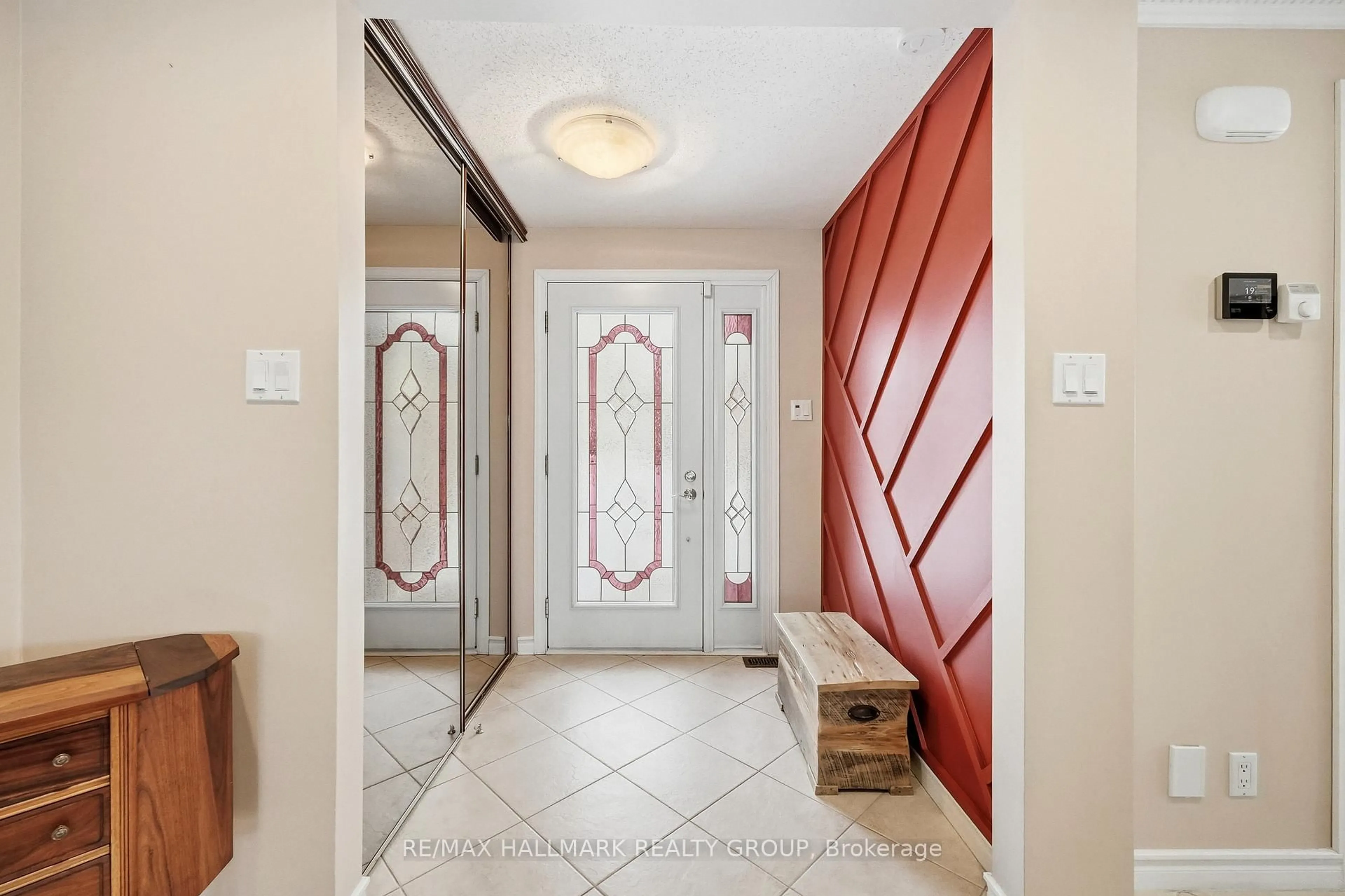 Indoor entryway for 6066 Meadowhill Cres, Ottawa Ontario K1C 5R9