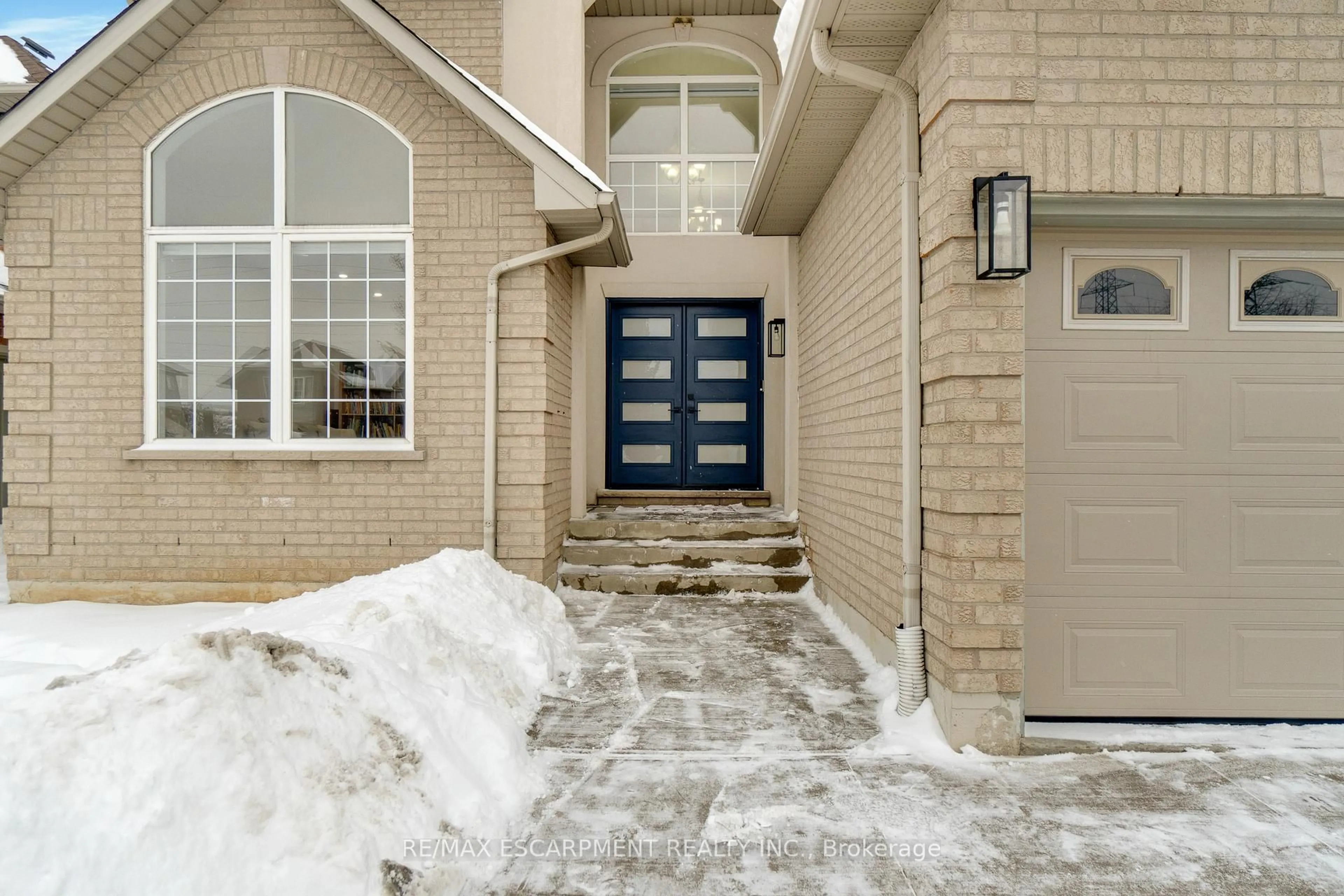 Indoor entryway for 191 Hawkswood Tr, Hamilton Ontario L9B 2T1