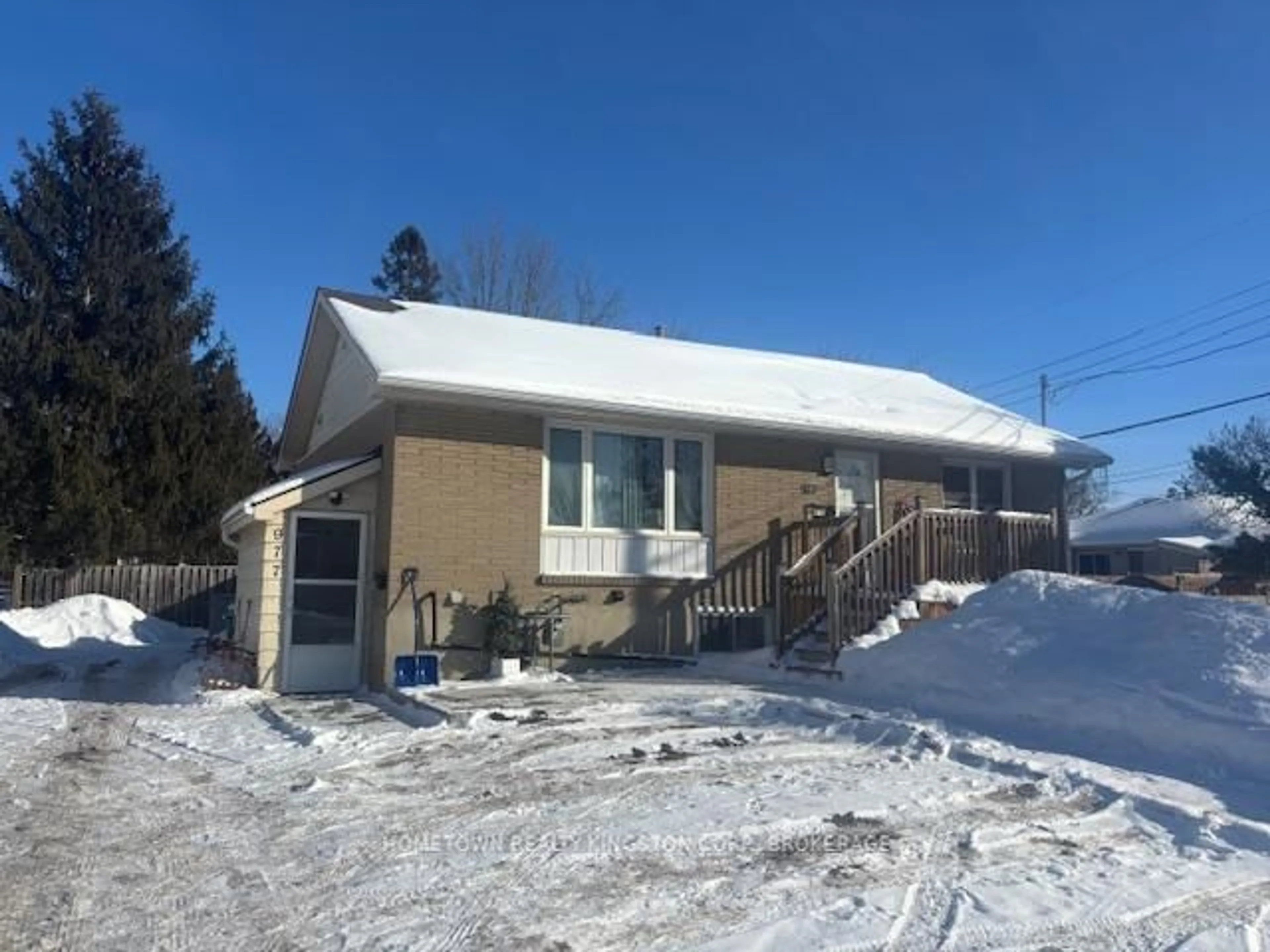 A pic from outside/outdoor area/front of a property/back of a property/a pic from drone, street for 977 Portsmouth Ave, Kingston Ontario K7M 1X2