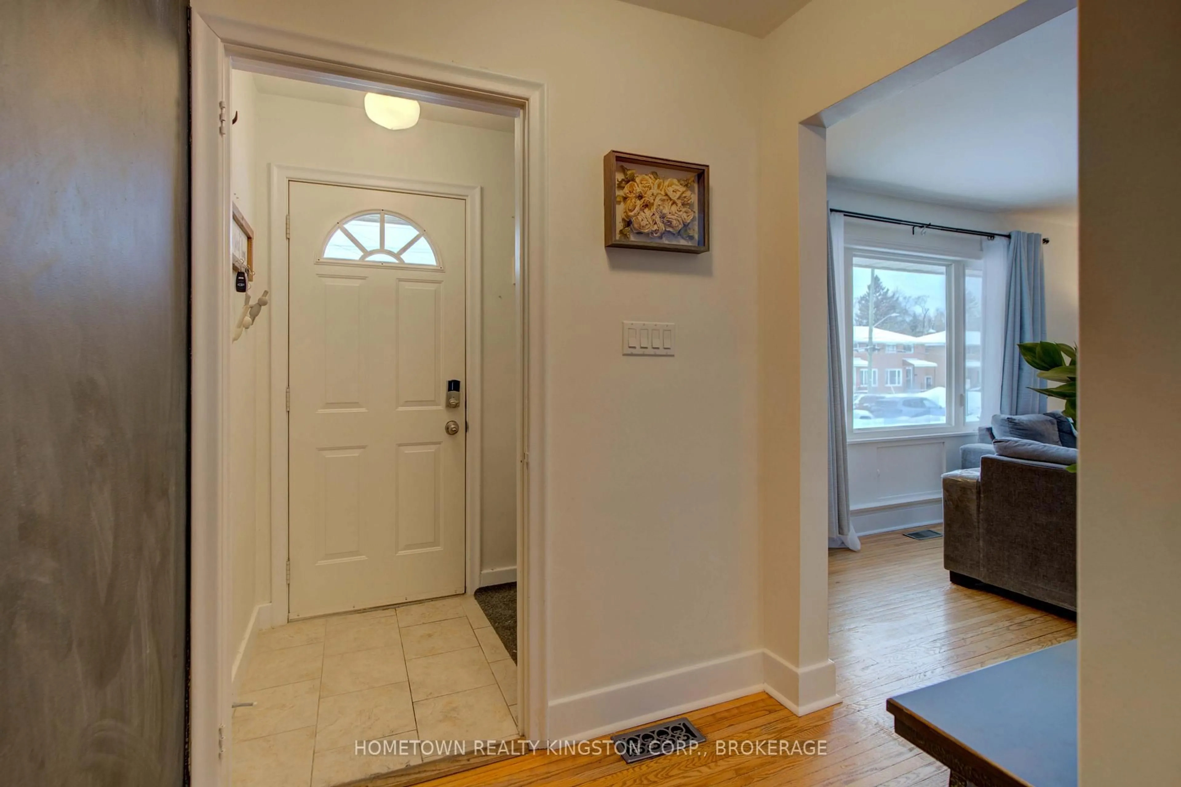 Indoor entryway for 977 Portsmouth Ave, Kingston Ontario K7M 1X2