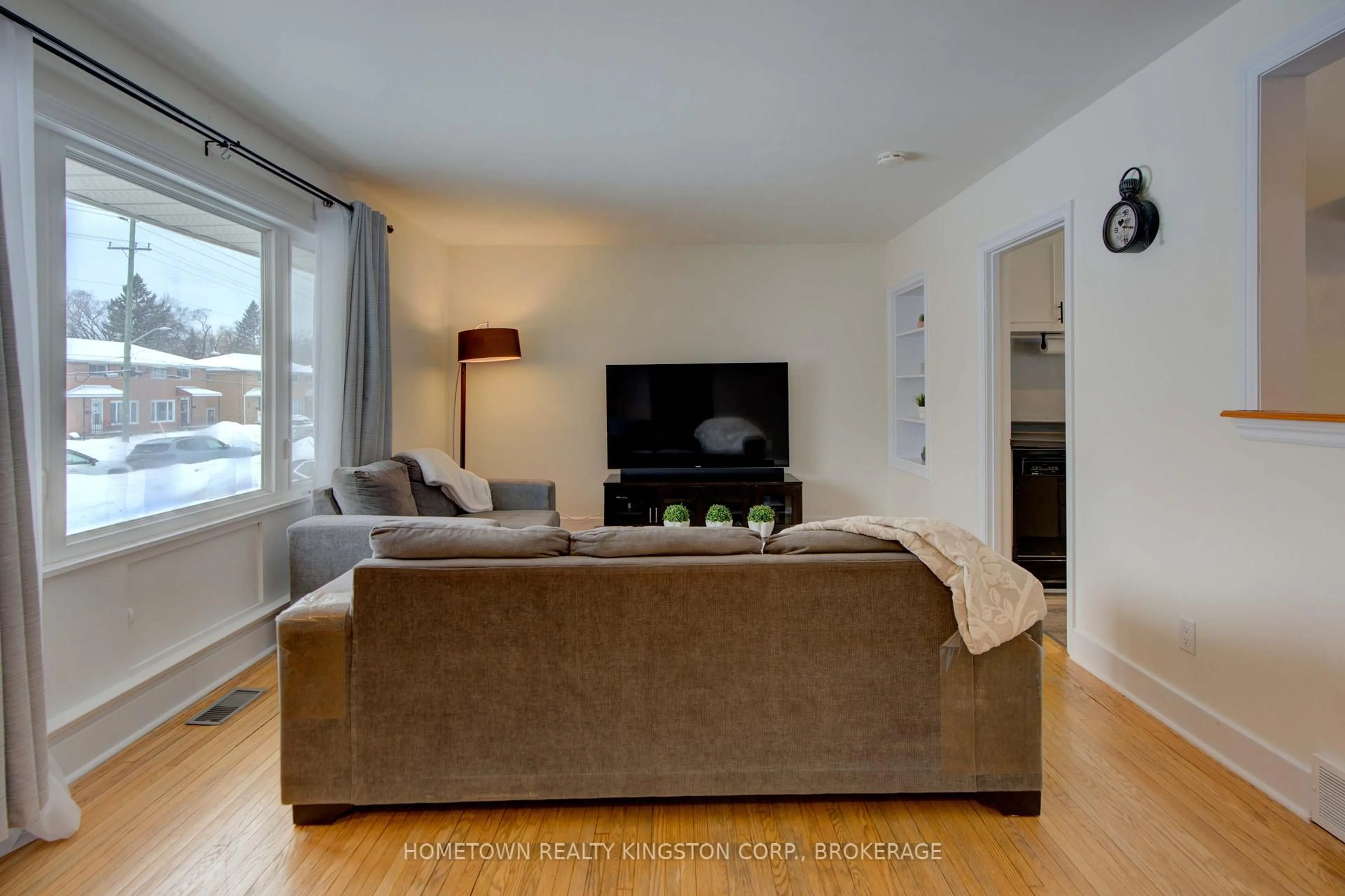 Living room with furniture, wood/laminate floor for 977 Portsmouth Ave, Kingston Ontario K7M 1X2