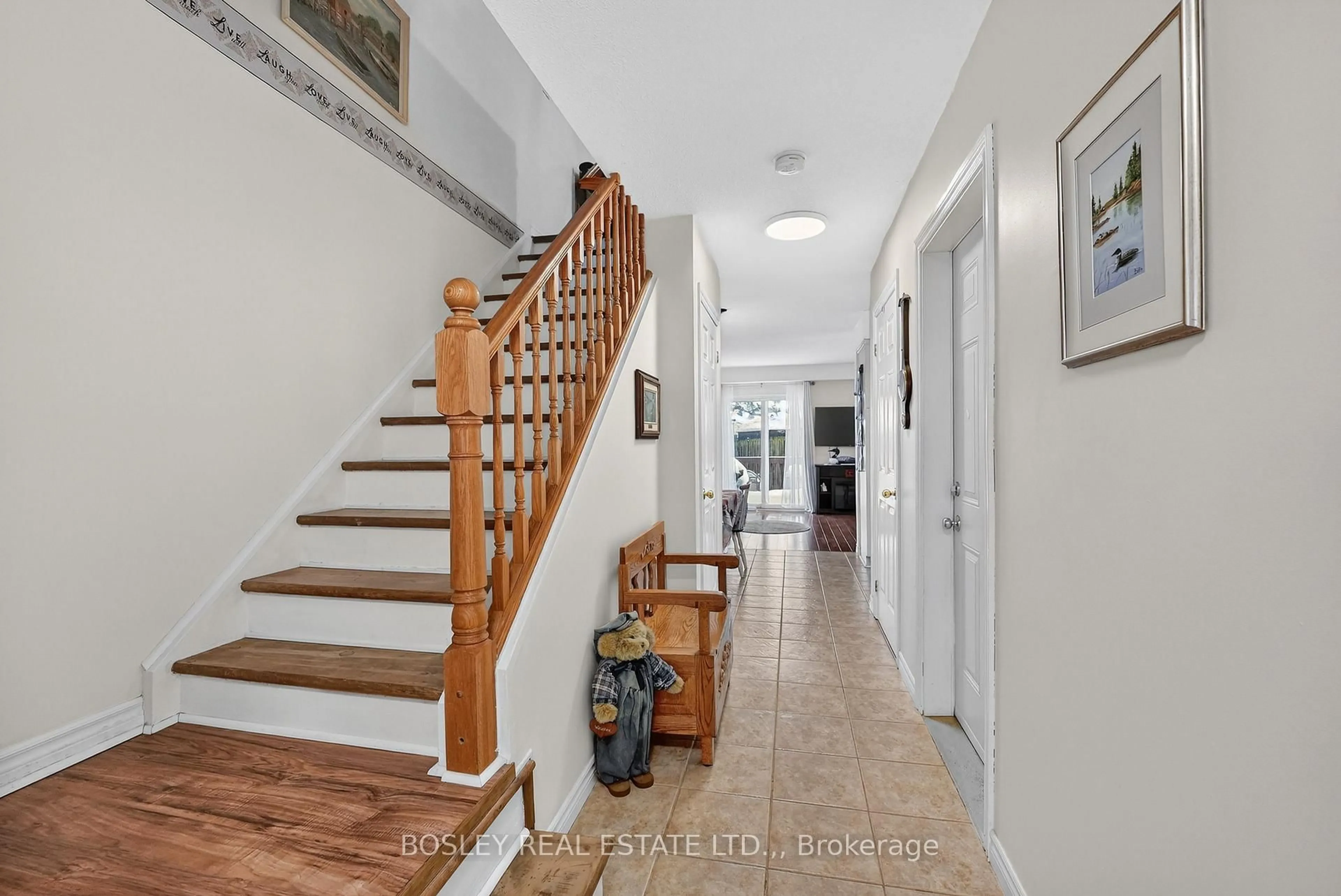 Indoor foyer for 6263 Valley Way #10, Niagara Falls Ontario L2E 0A1