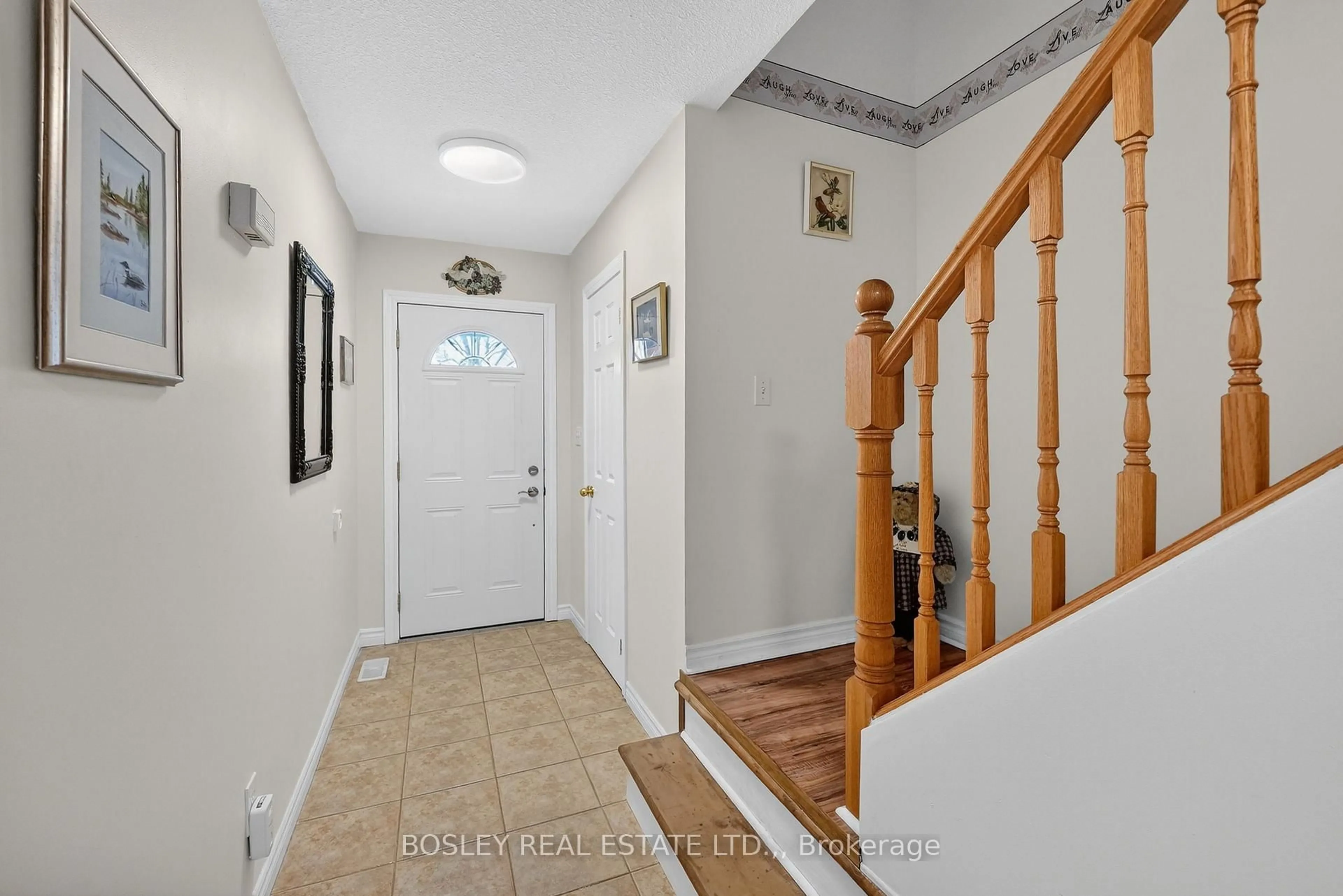 Indoor entryway for 6263 Valley Way #10, Niagara Falls Ontario L2E 0A1