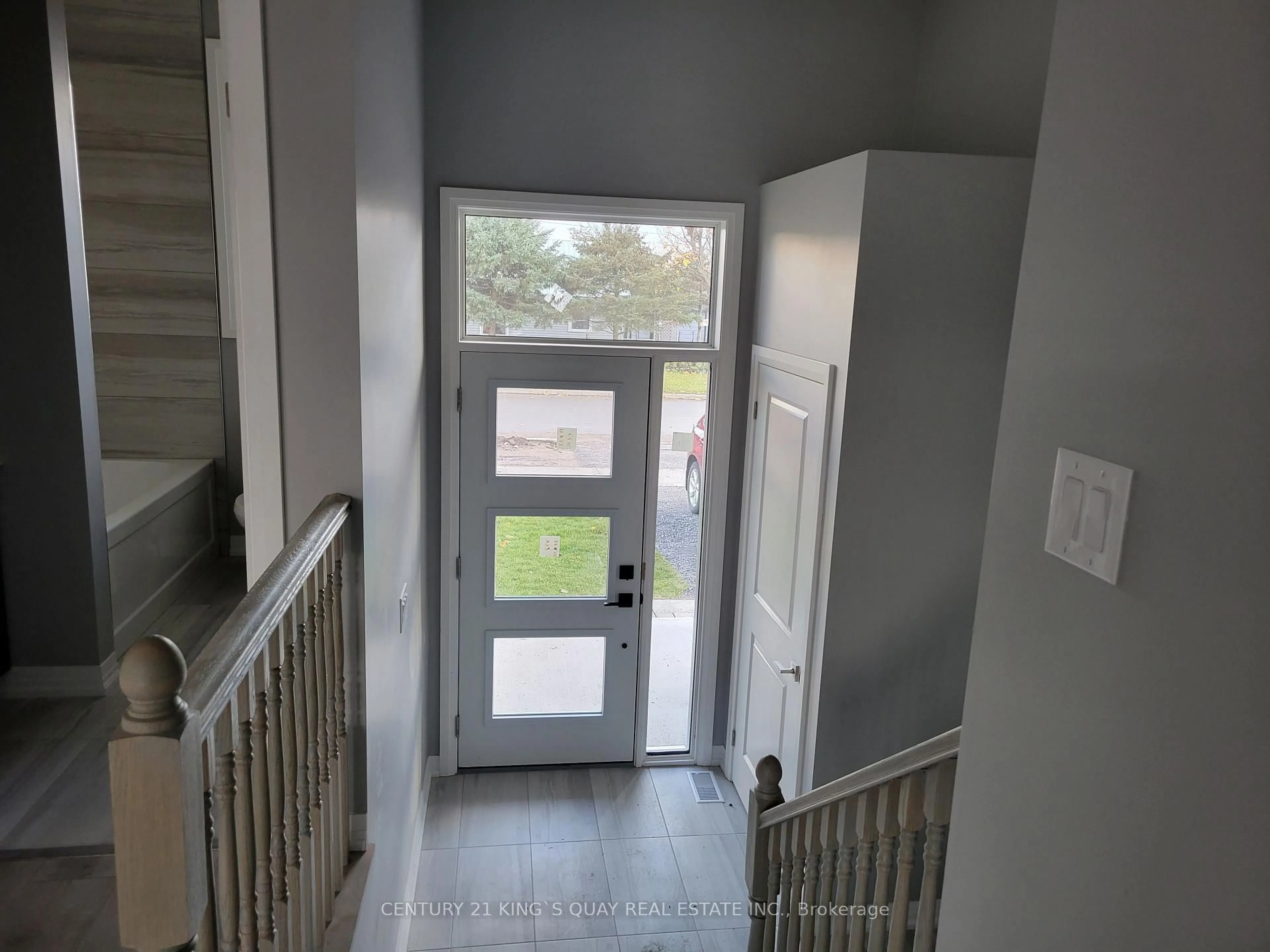Indoor entryway for 42 MCFARLAND Dr, Belleville Ontario K8N 2X2