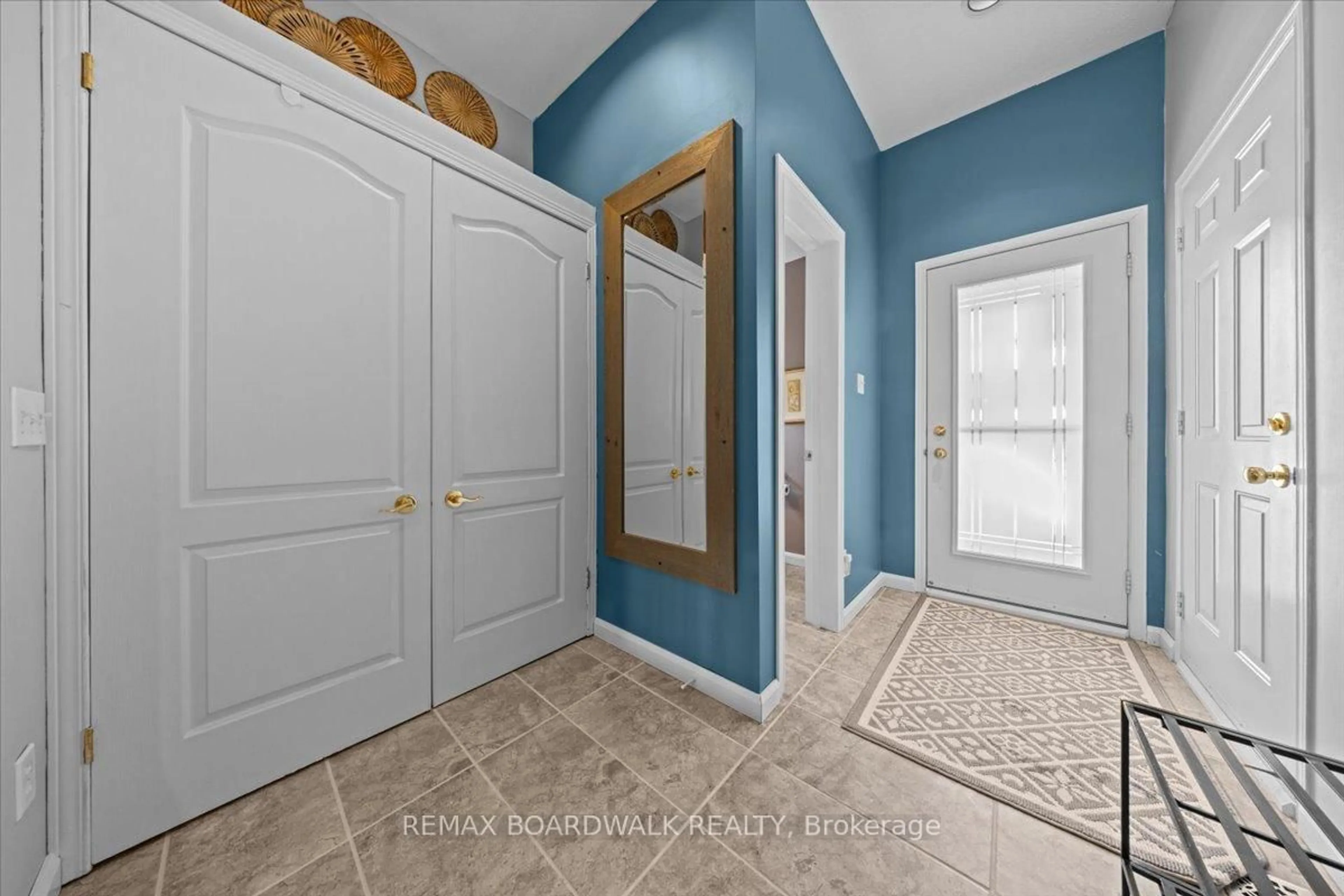 Indoor entryway for 6355 Sablewood Pl, Ottawa Ontario K1C 7M3