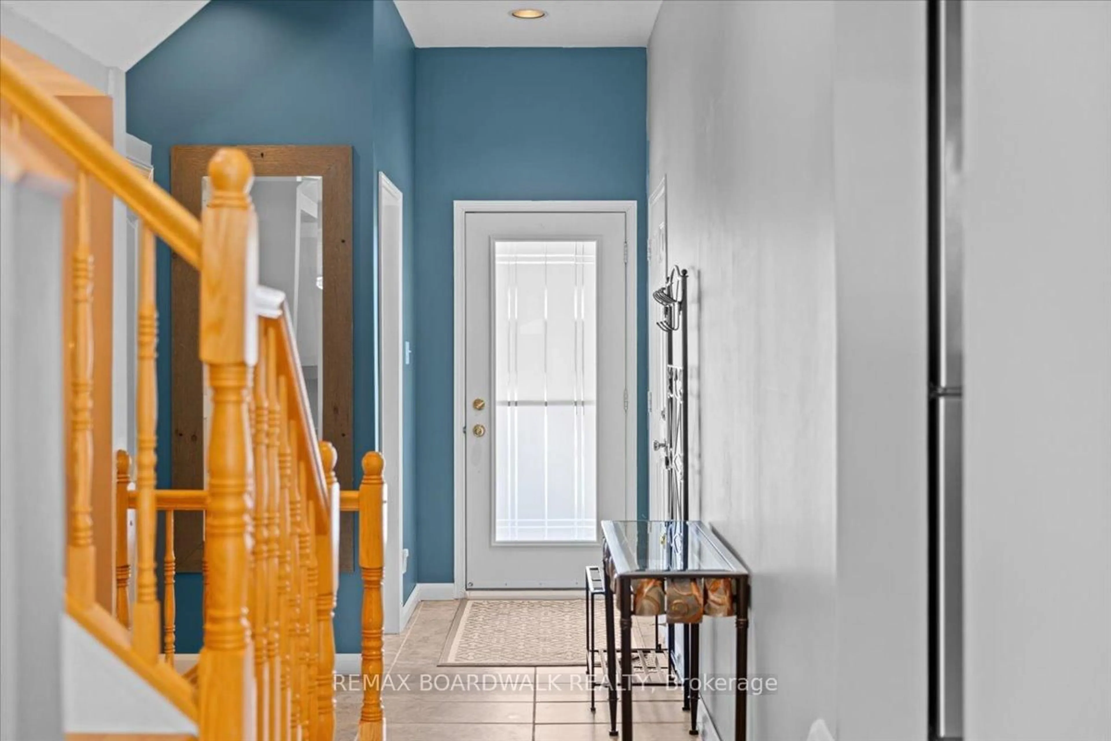 Indoor entryway for 6355 Sablewood Pl, Ottawa Ontario K1C 7M3