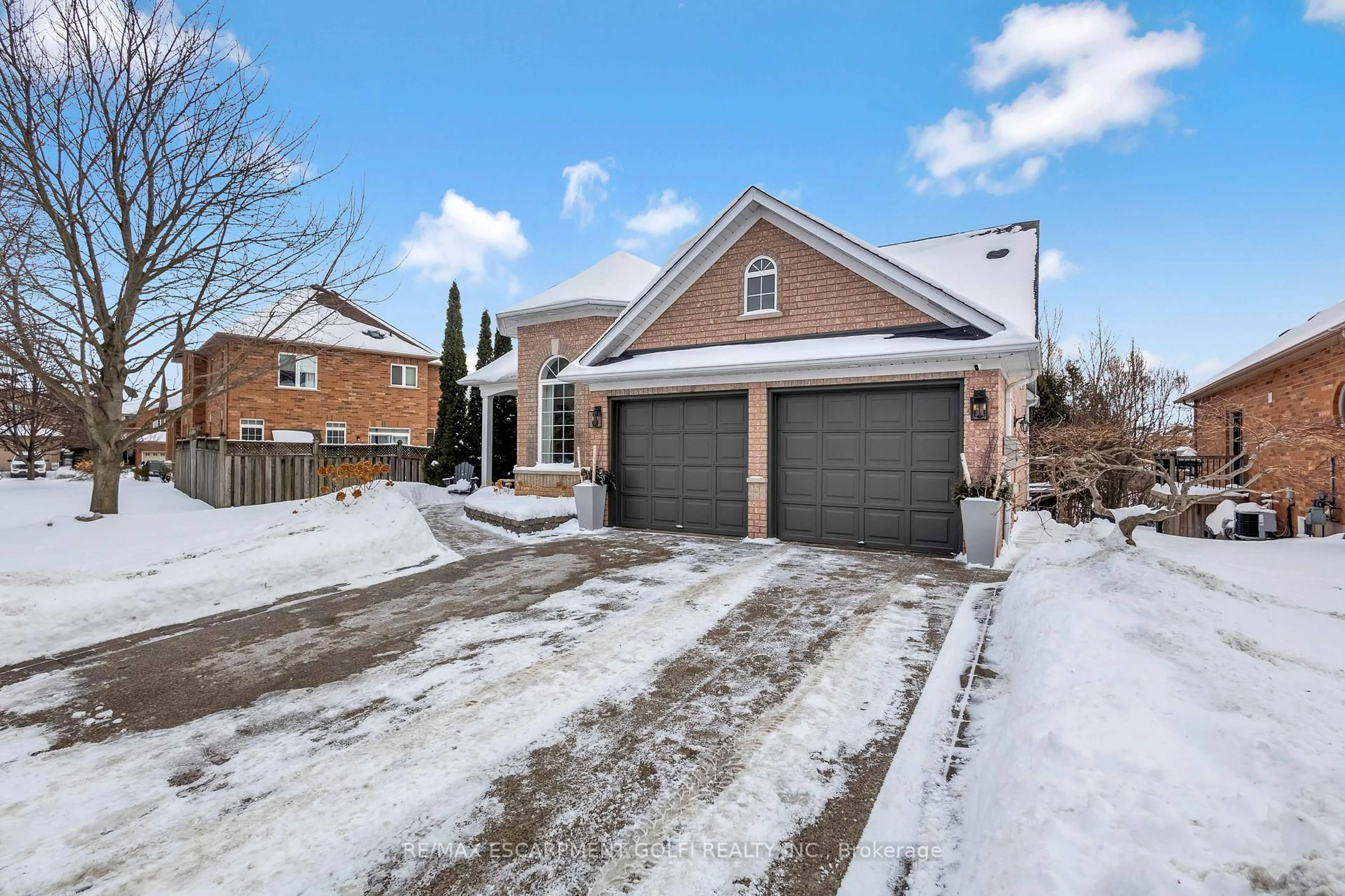 Home with brick exterior material, street for 10 Anderson Crt, Hamilton Ontario L9G 4Z7