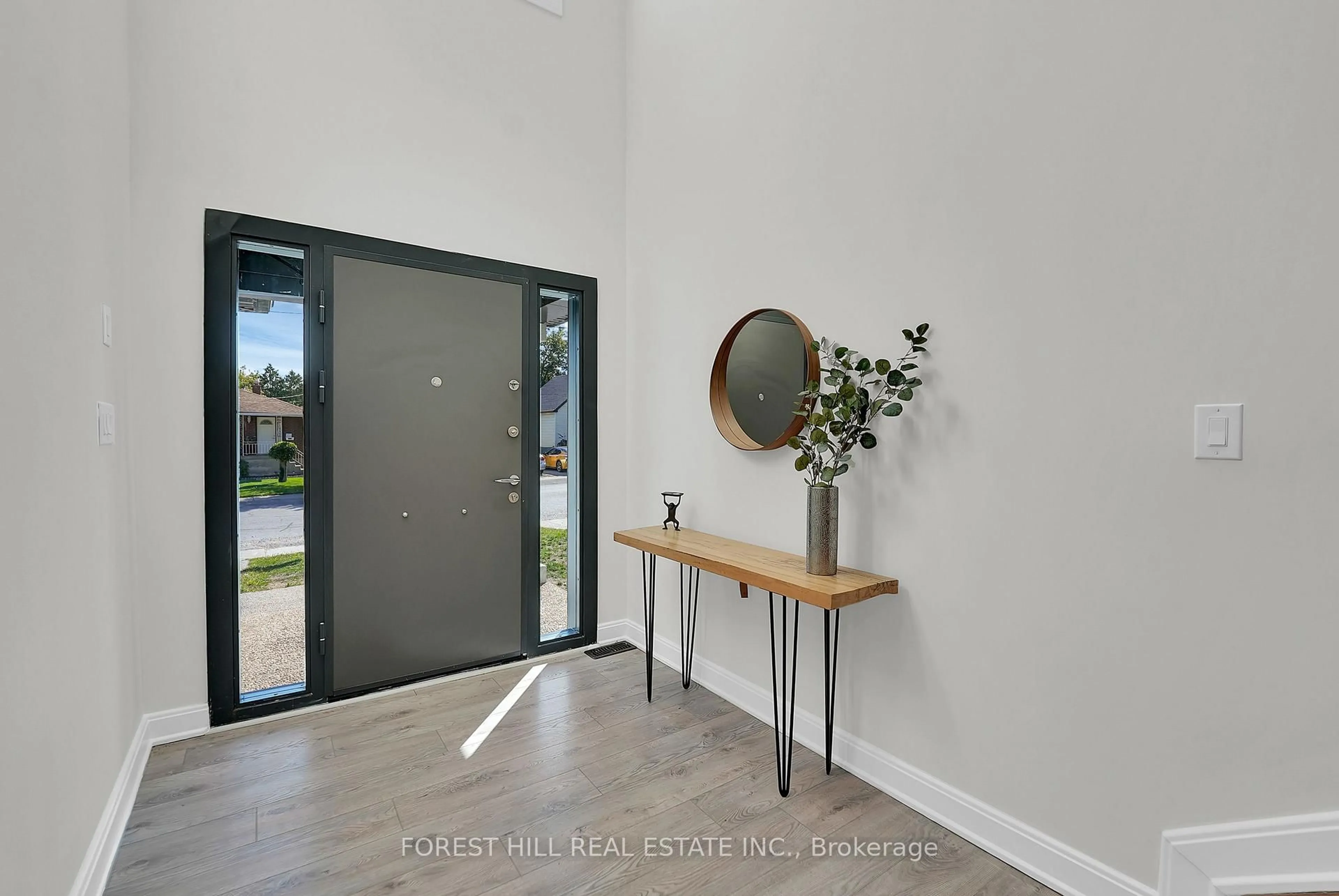 Indoor entryway for 5515 Glenholme Ave, Niagara Falls Ontario L2G 4X8