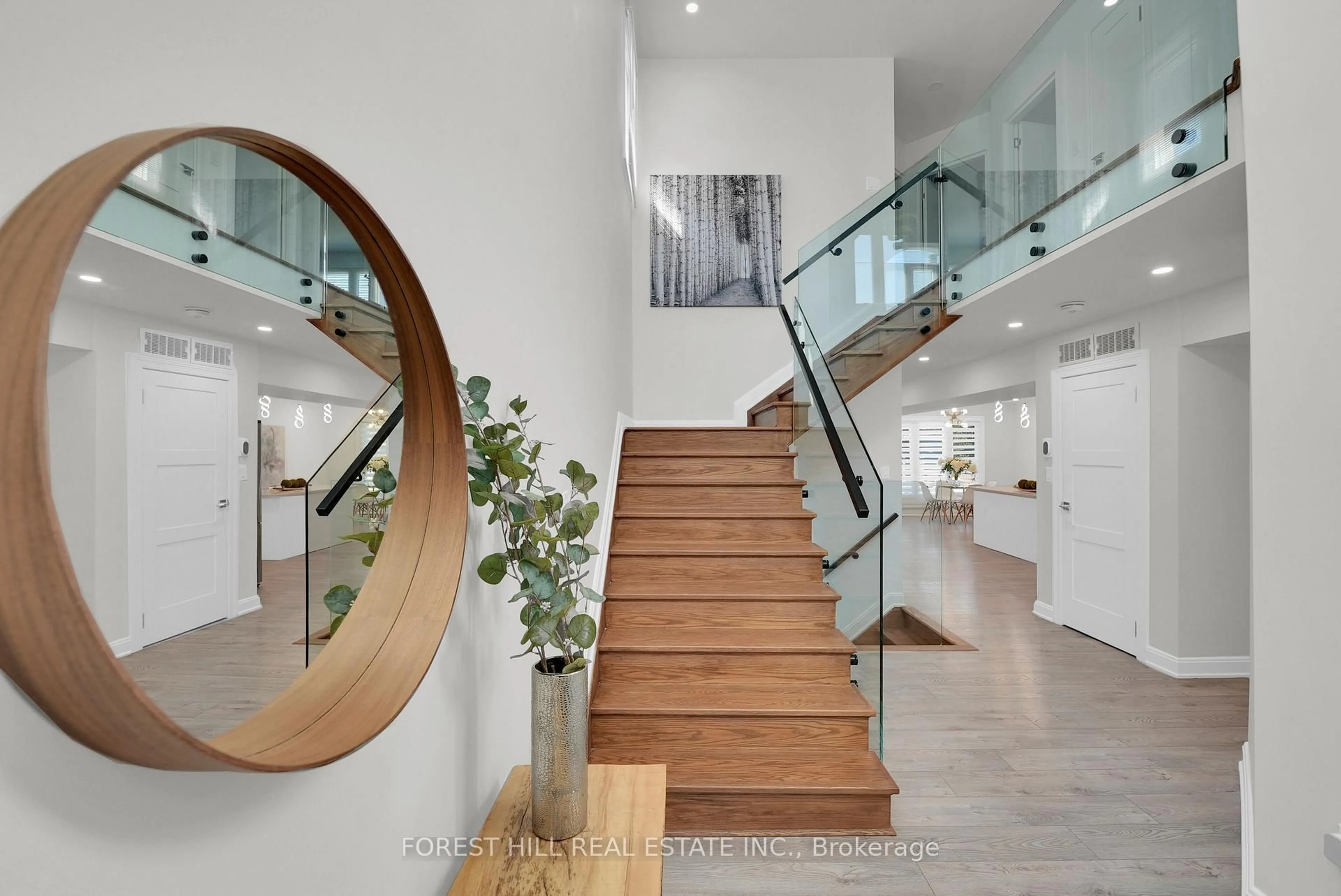 Indoor foyer for 5515 Glenholme Ave, Niagara Falls Ontario L2G 4X8