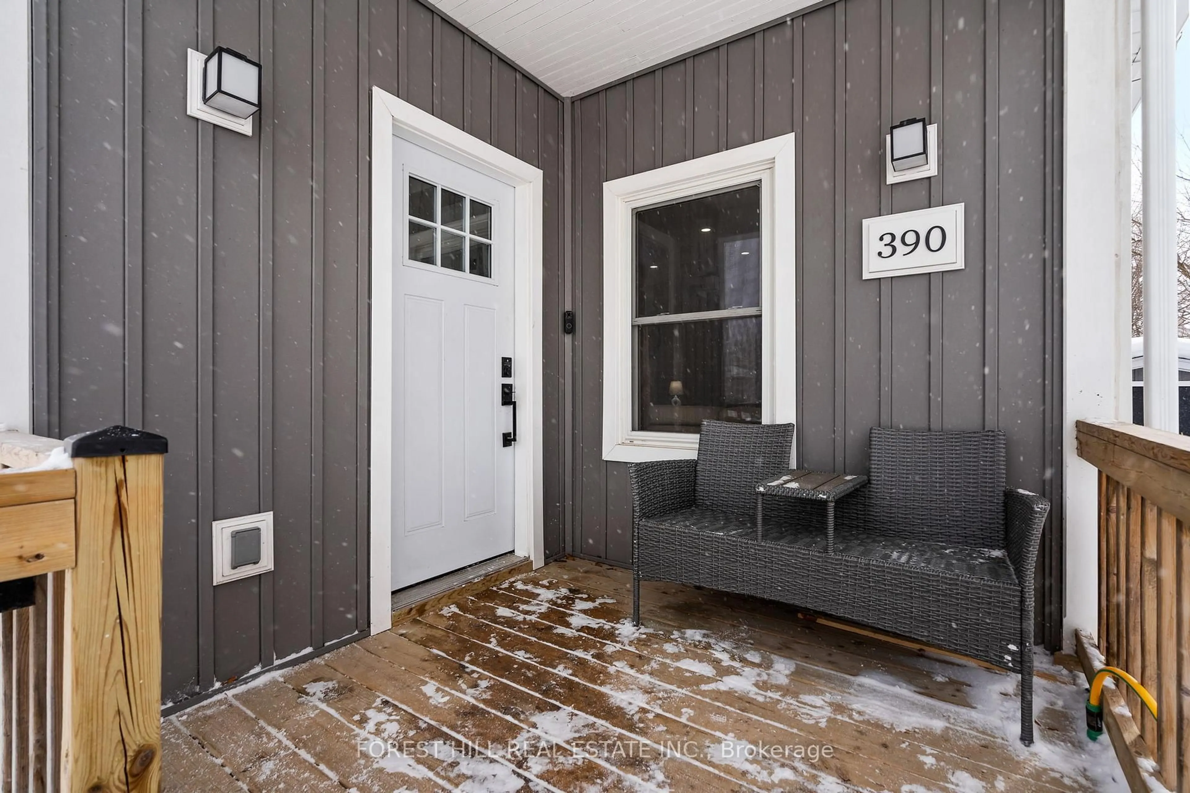 Indoor entryway for 390 Glendale Ave, St. Catharines Ontario L2T 1C2