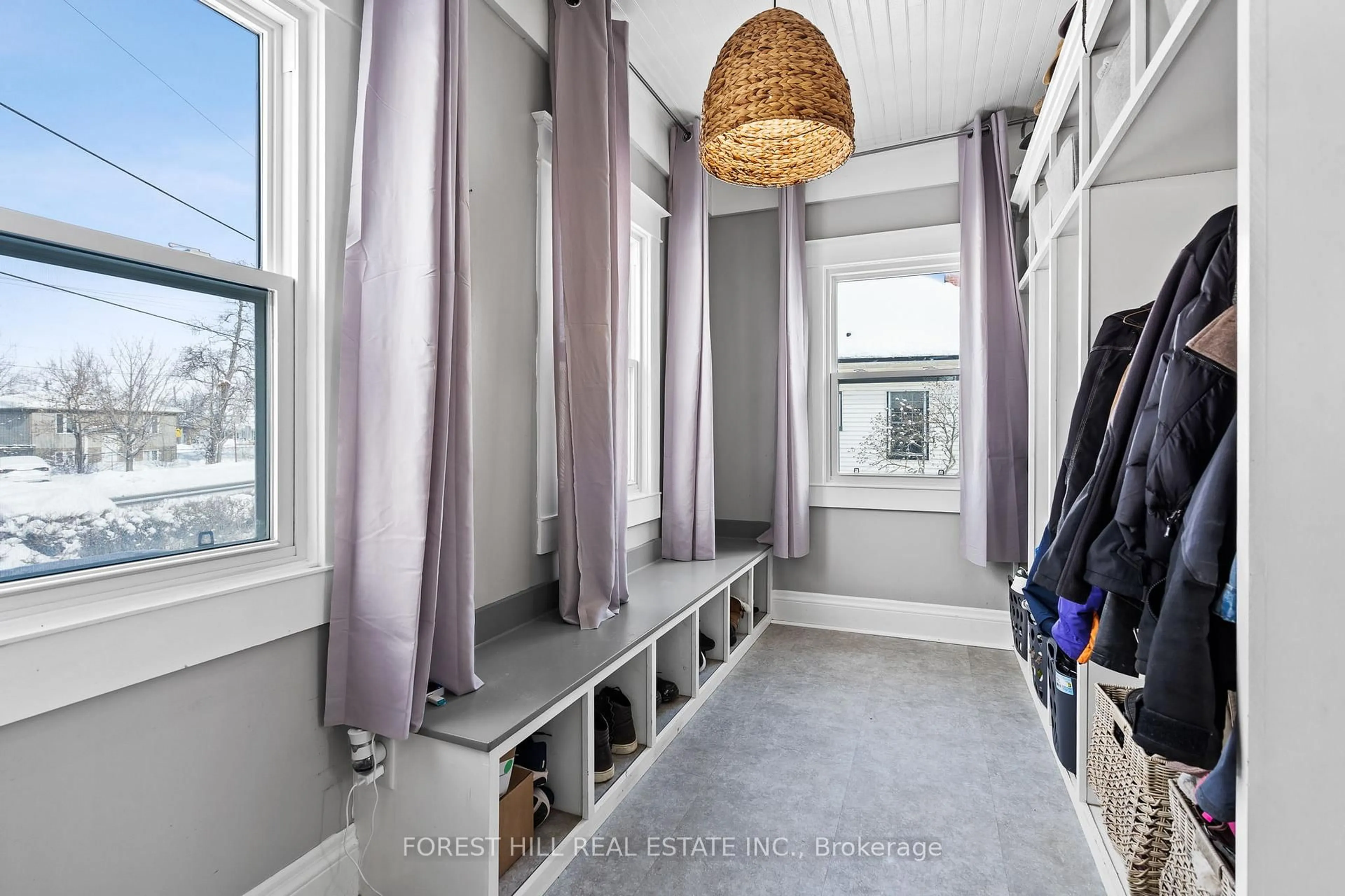 Indoor entryway for 390 Glendale Ave, St. Catharines Ontario L2T 1C2