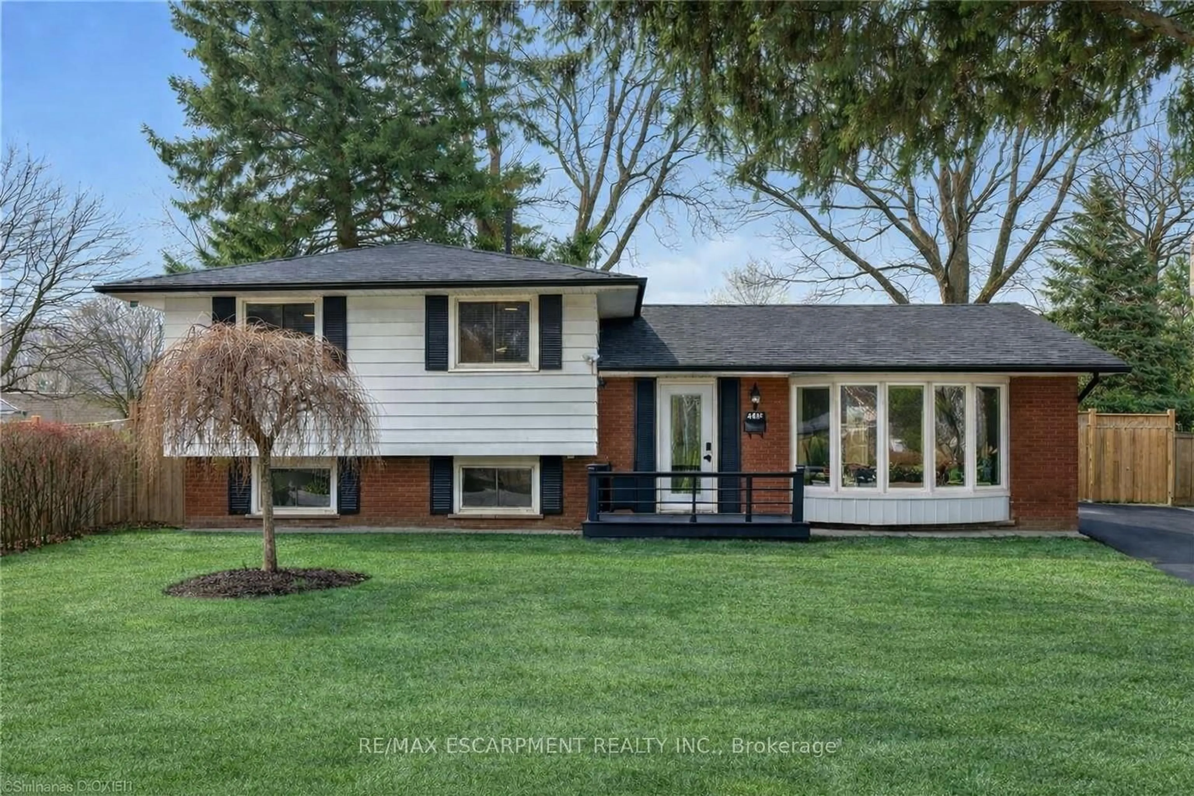 Home with brick exterior material, street for 160 Council Cres, Hamilton Ontario L9G 1V1