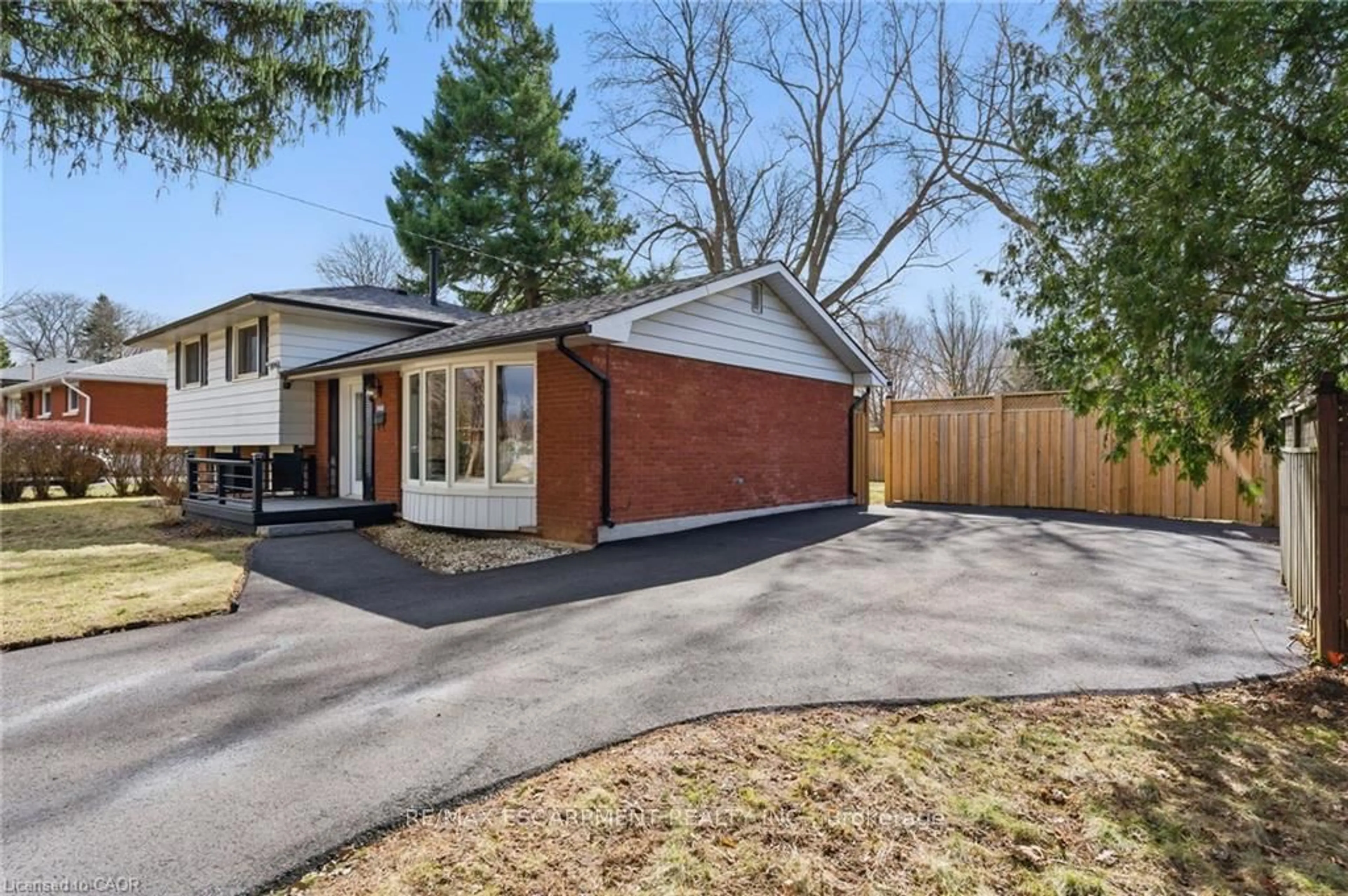 Home with brick exterior material, street for 160 Council Cres, Hamilton Ontario L9G 1V1