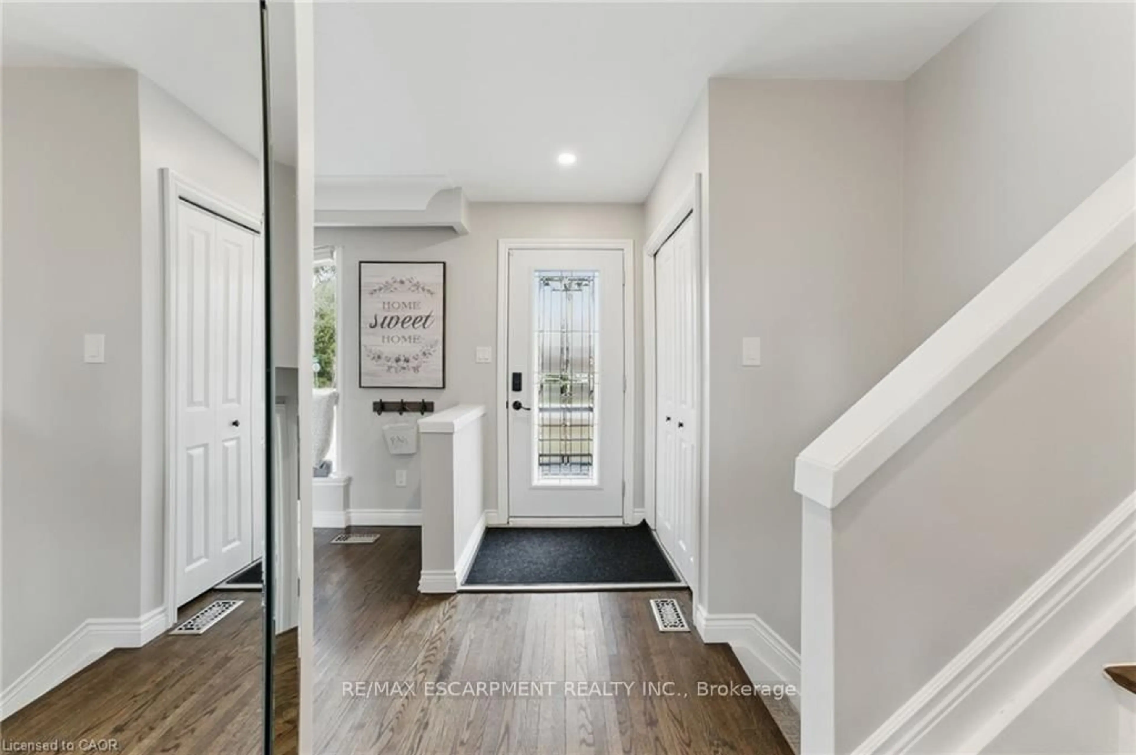 Indoor entryway for 160 Council Cres, Hamilton Ontario L9G 1V1