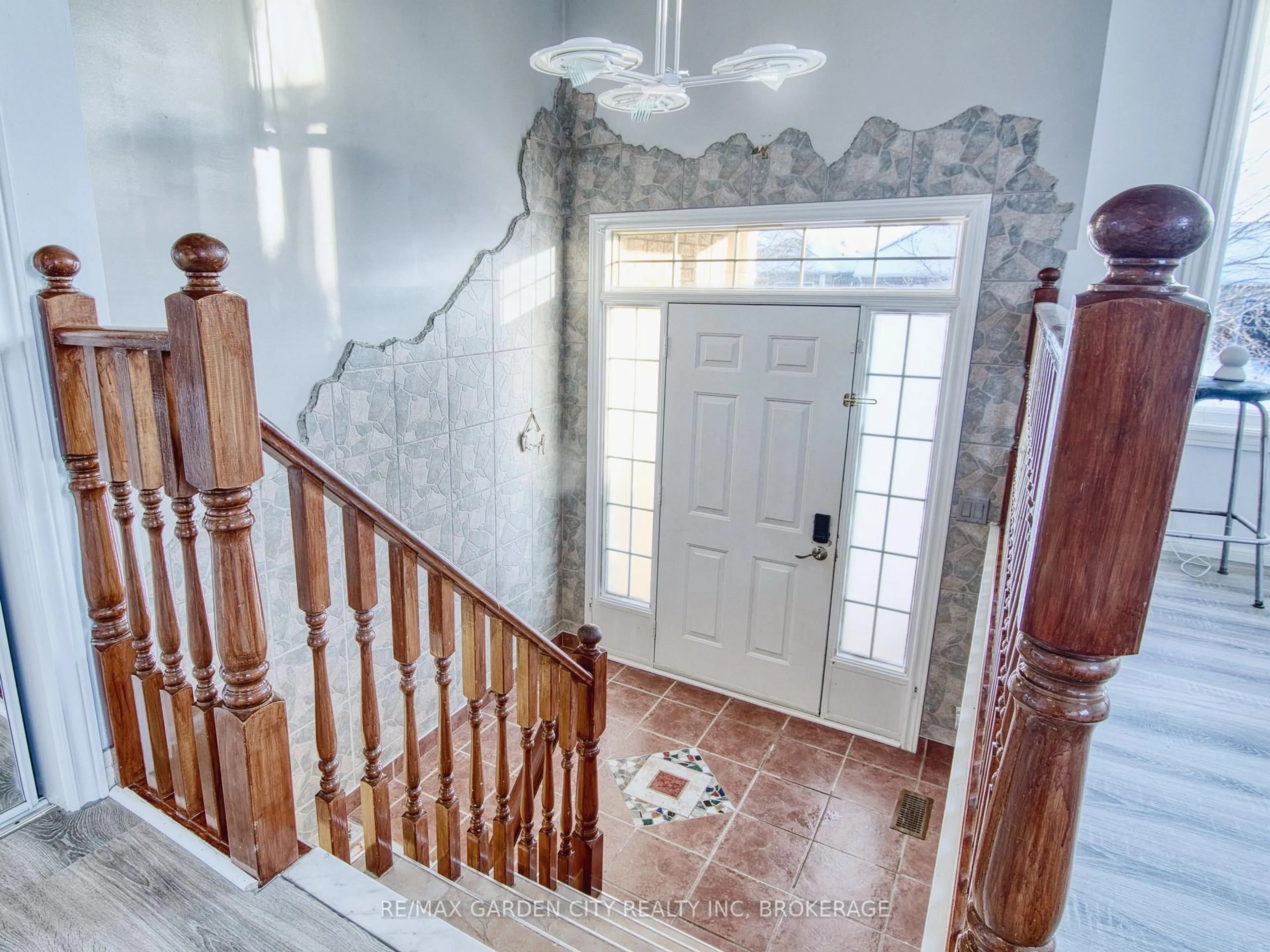 Indoor entryway for 11 Cozocar Cres, St. Catharines Ontario L2S 3Y5