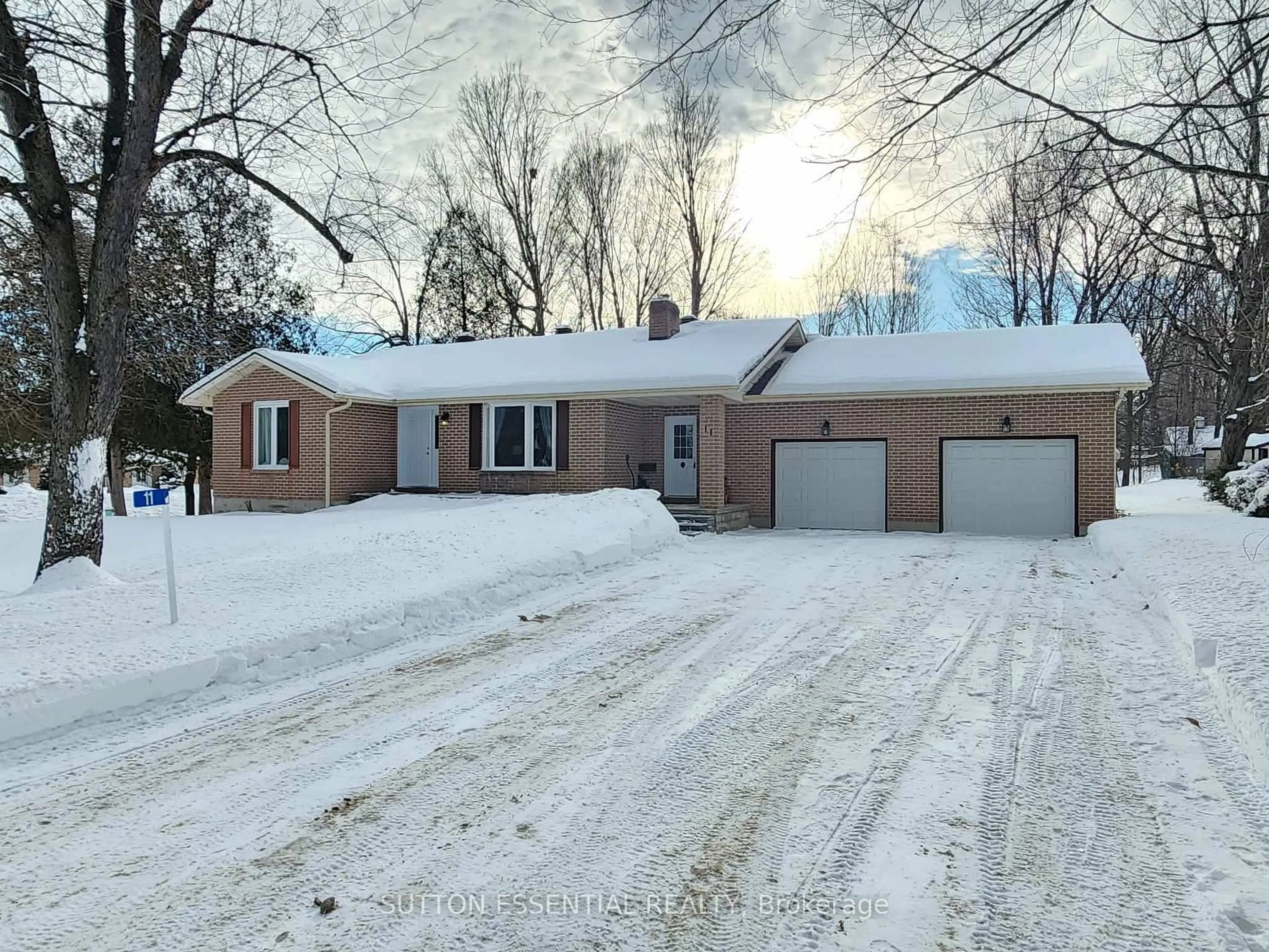 A pic from outside/outdoor area/front of a property/back of a property/a pic from drone, street for 11 Oak St, Augusta Ontario K0E 1P0