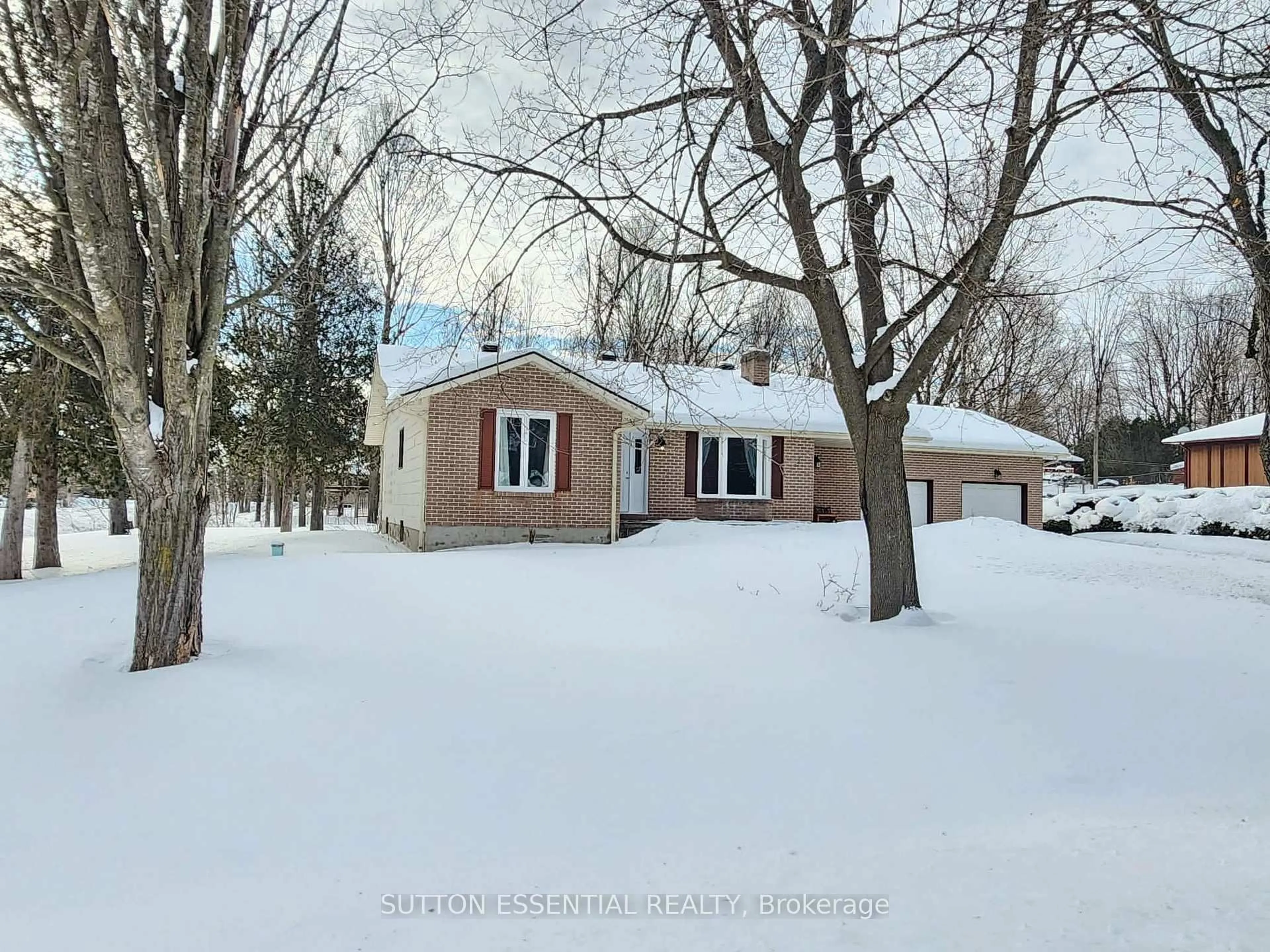 A pic from outside/outdoor area/front of a property/back of a property/a pic from drone, street for 11 Oak St, Augusta Ontario K0E 1P0