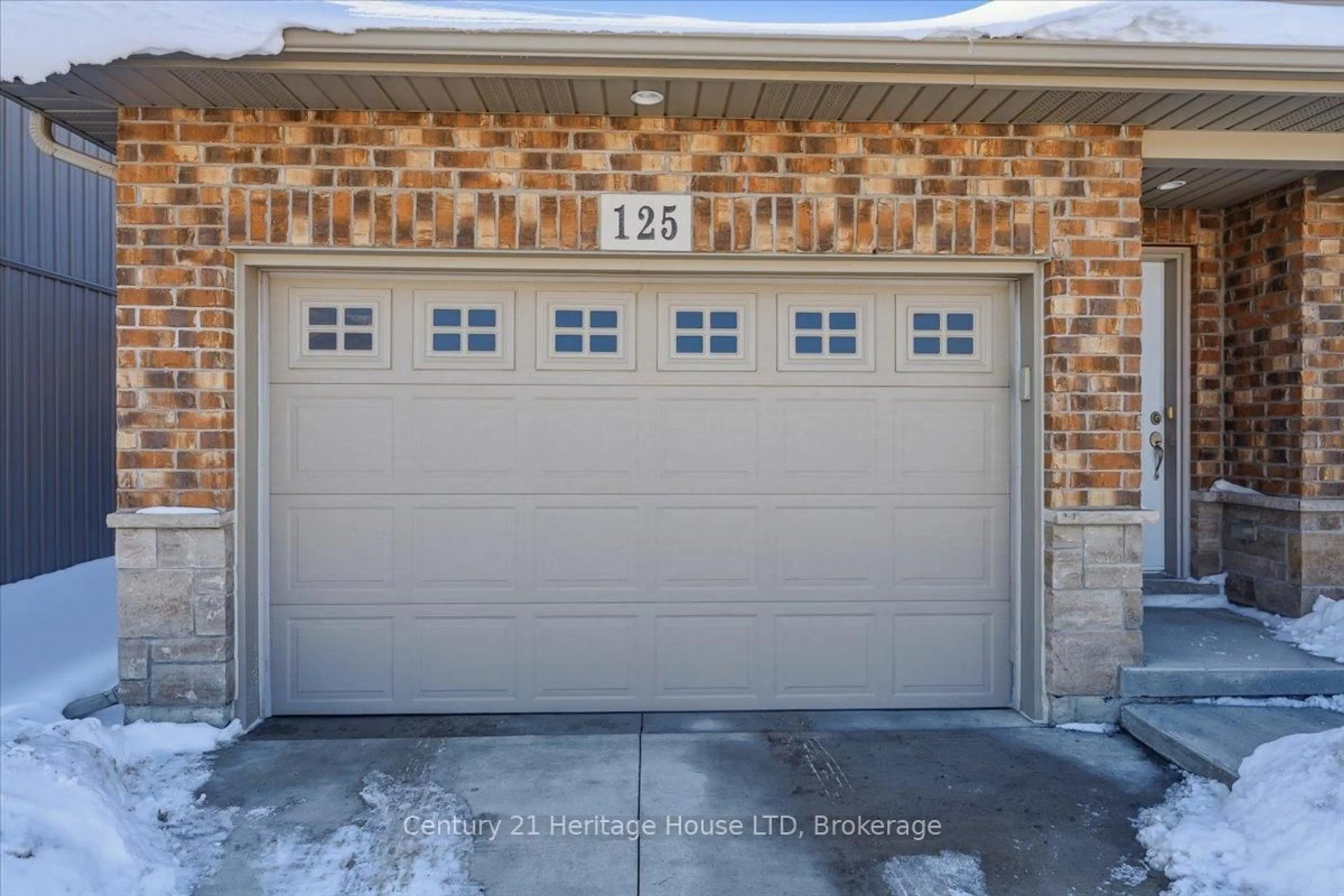 Indoor garage for 125 Clare Ave, Welland Ontario L3C 0B7