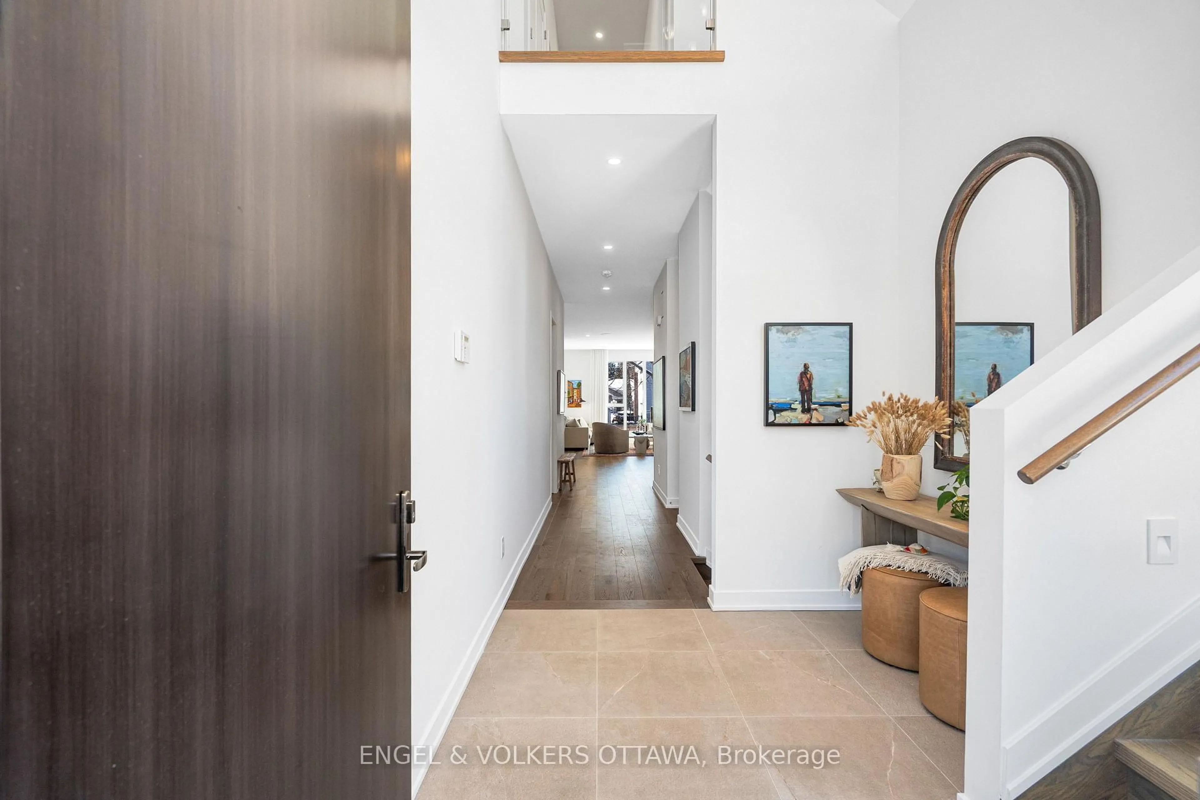 Indoor entryway for 508 Roosevelt Ave, Ottawa Ontario K2A 1Z8