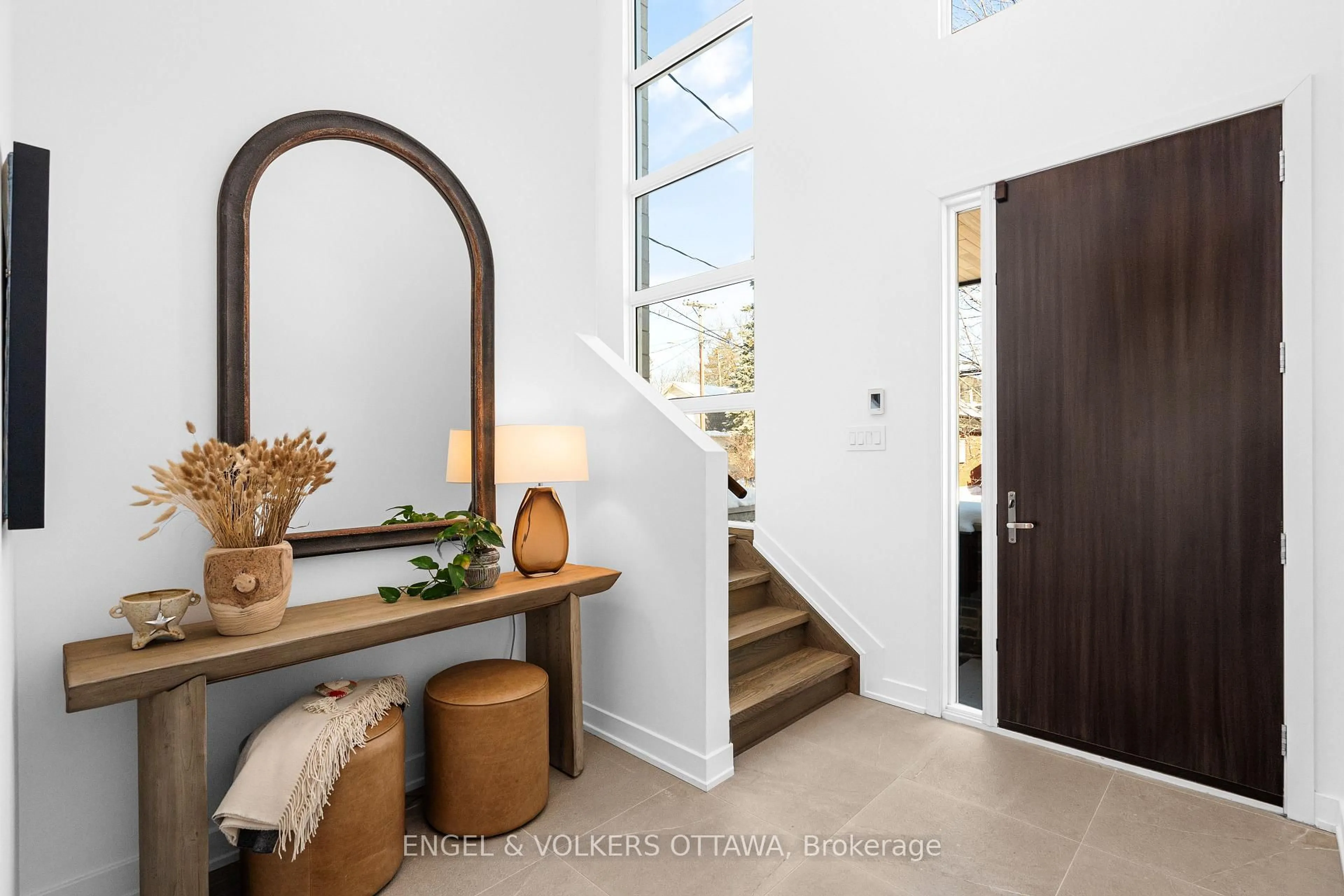 Indoor entryway for 508 Roosevelt Ave, Ottawa Ontario K2A 1Z8