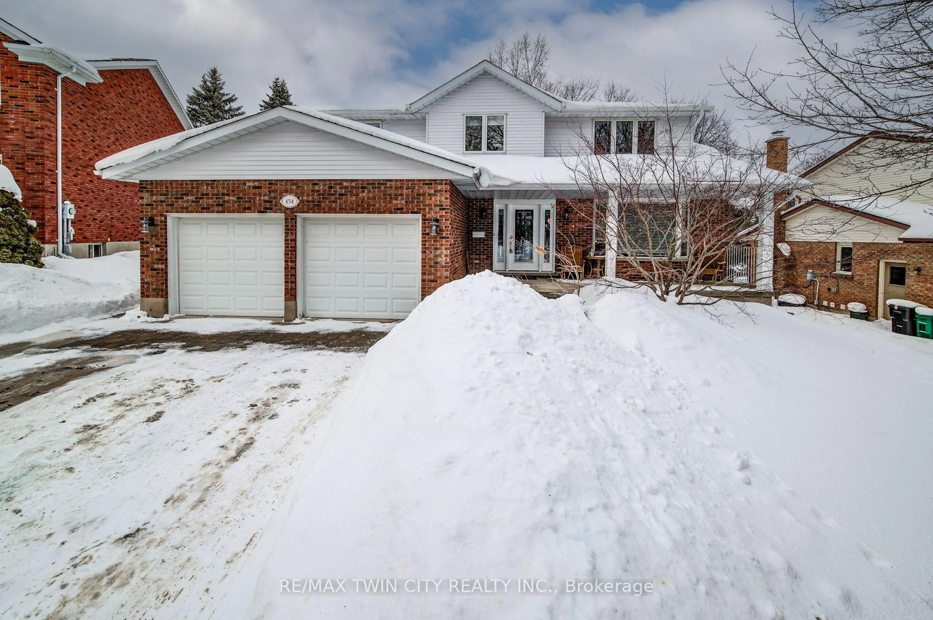 A pic from outside/outdoor area/front of a property/back of a property/a pic from drone, street for 454 Kingsford Pl, Waterloo Ontario N2T 1K9