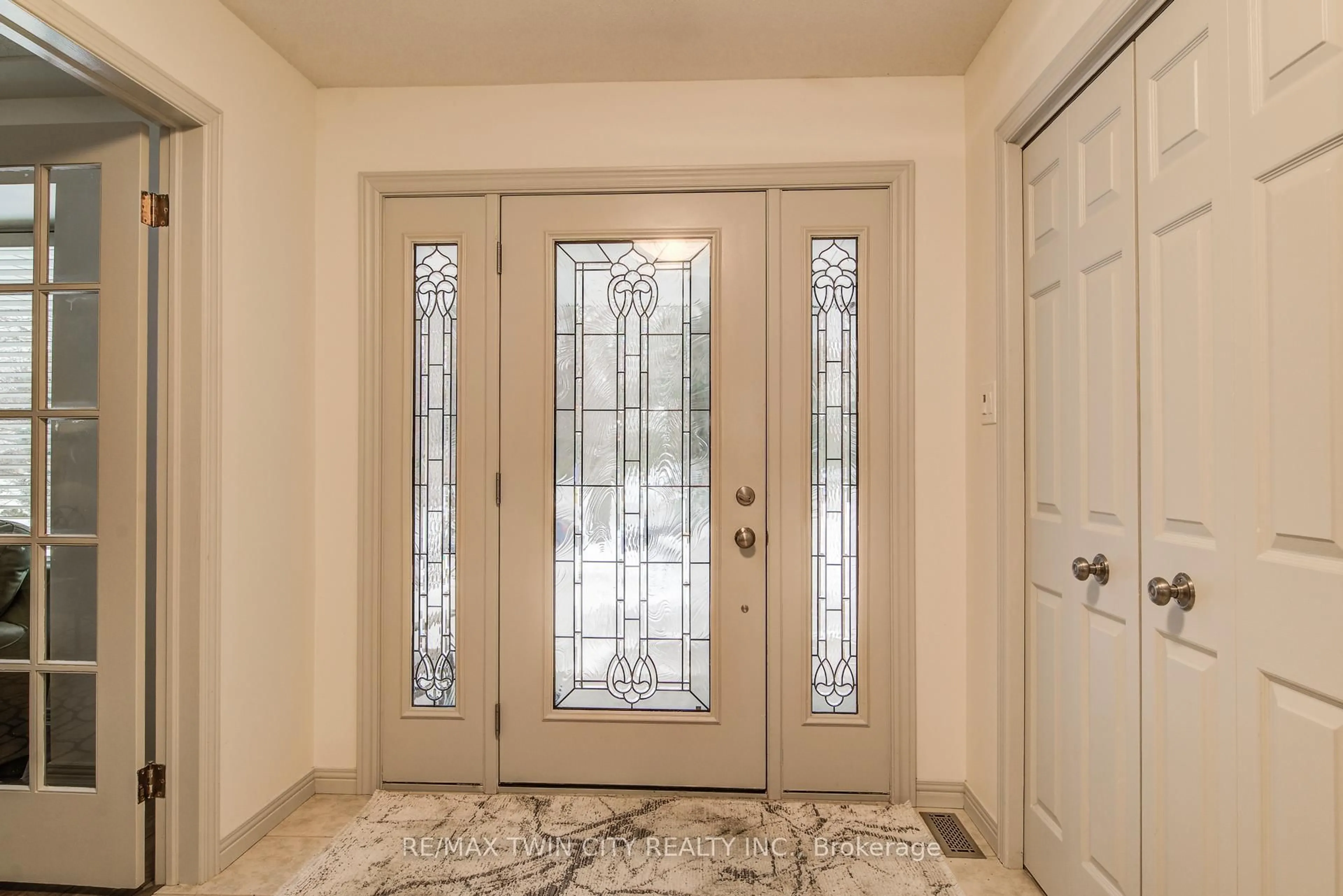 Indoor entryway for 454 Kingsford Pl, Waterloo Ontario N2T 1K9