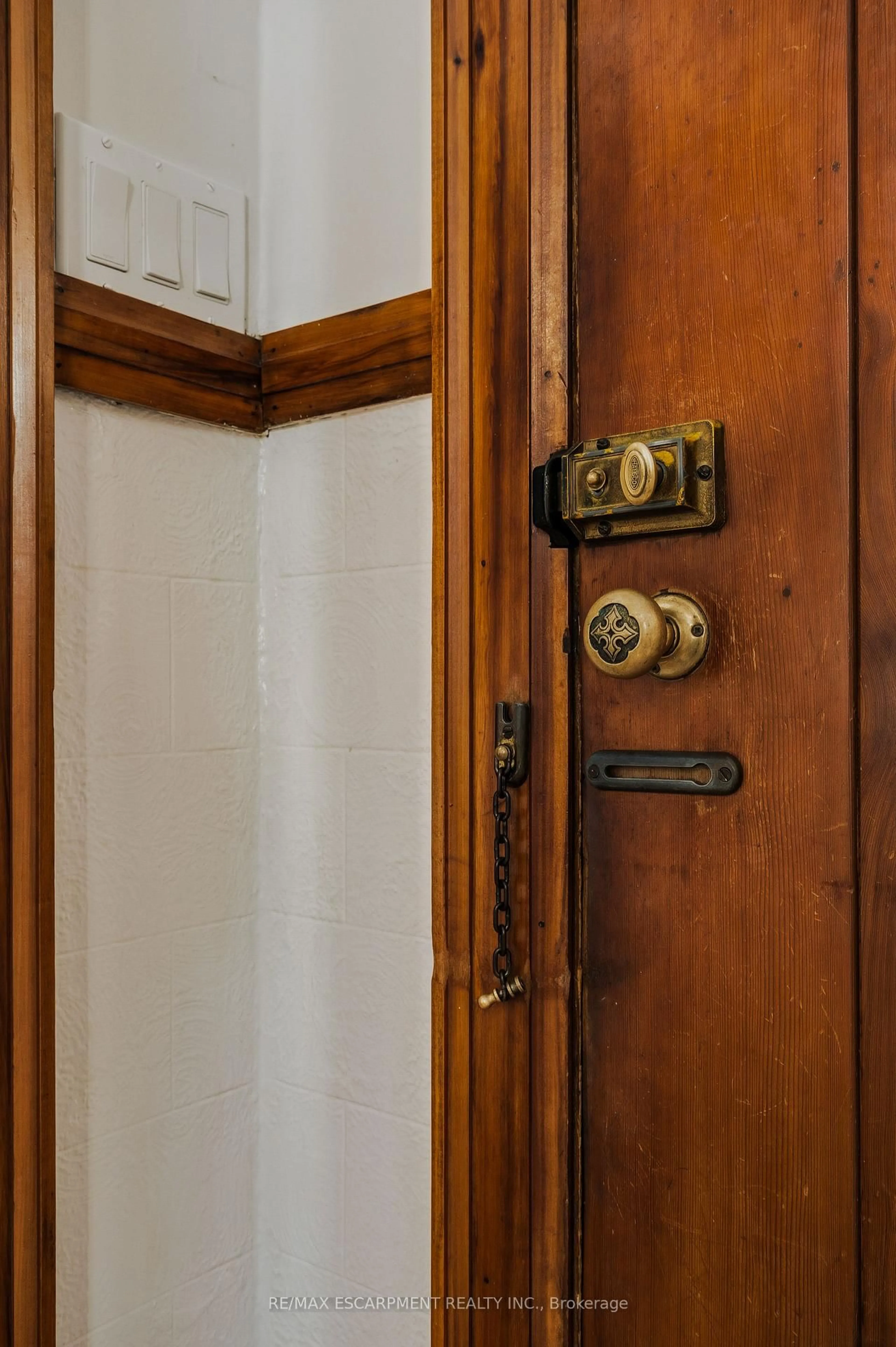 Indoor entryway for 5 Alma St, Hamilton Ontario L9H 2C8