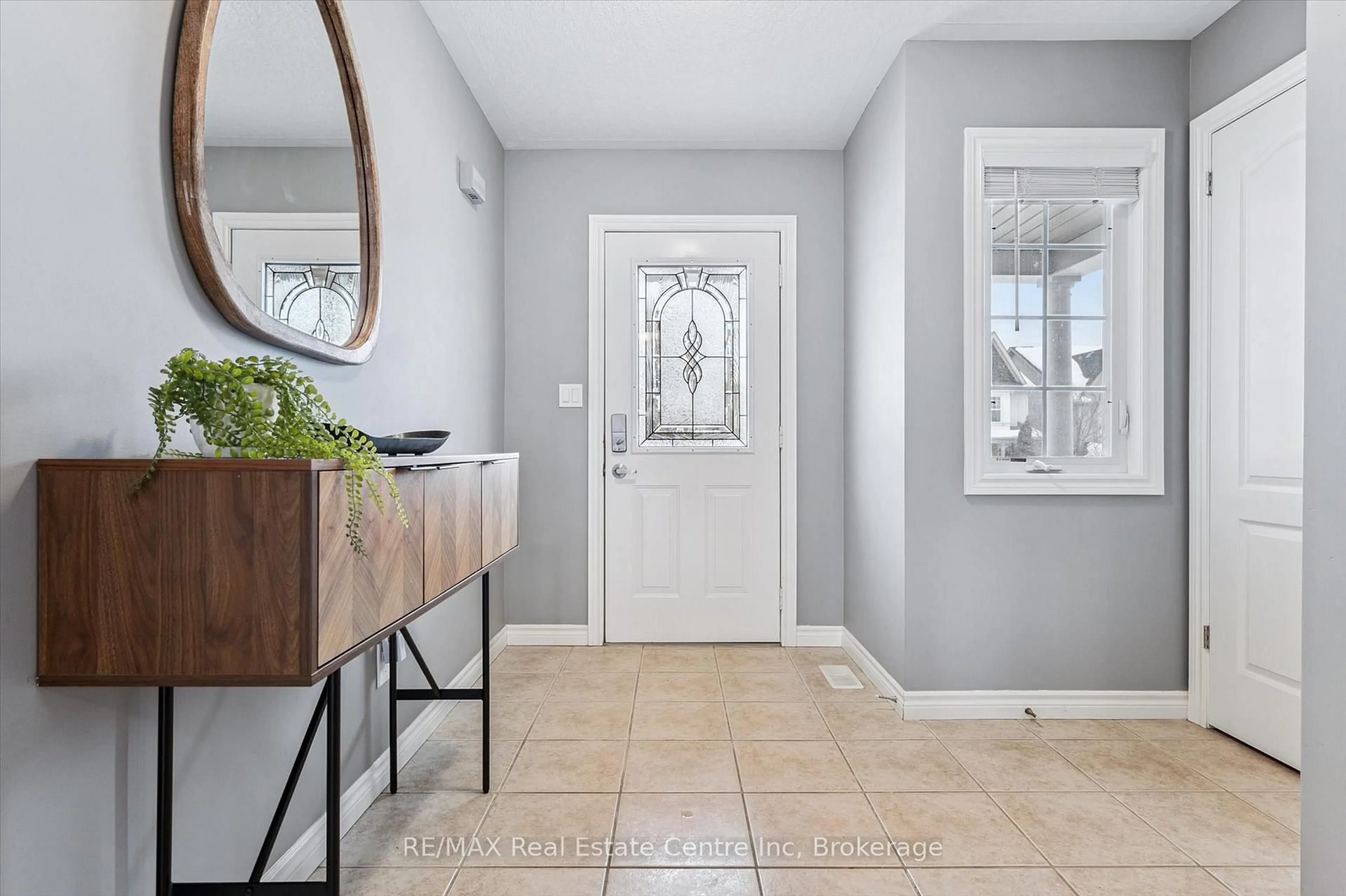 Indoor entryway for 18 Truesdale Cres, Guelph Ontario N1G 5H4