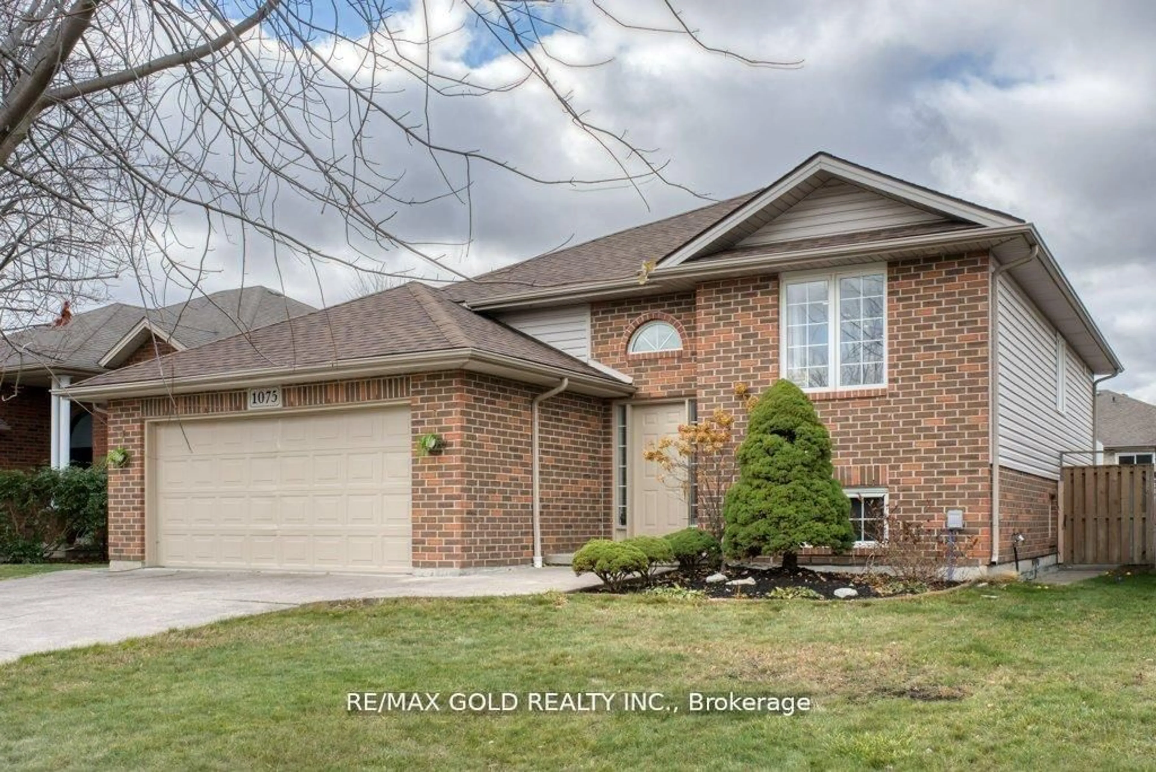 Home with brick exterior material, street for 1075 BANWELL Rd, Windsor Ontario N8P 1J3