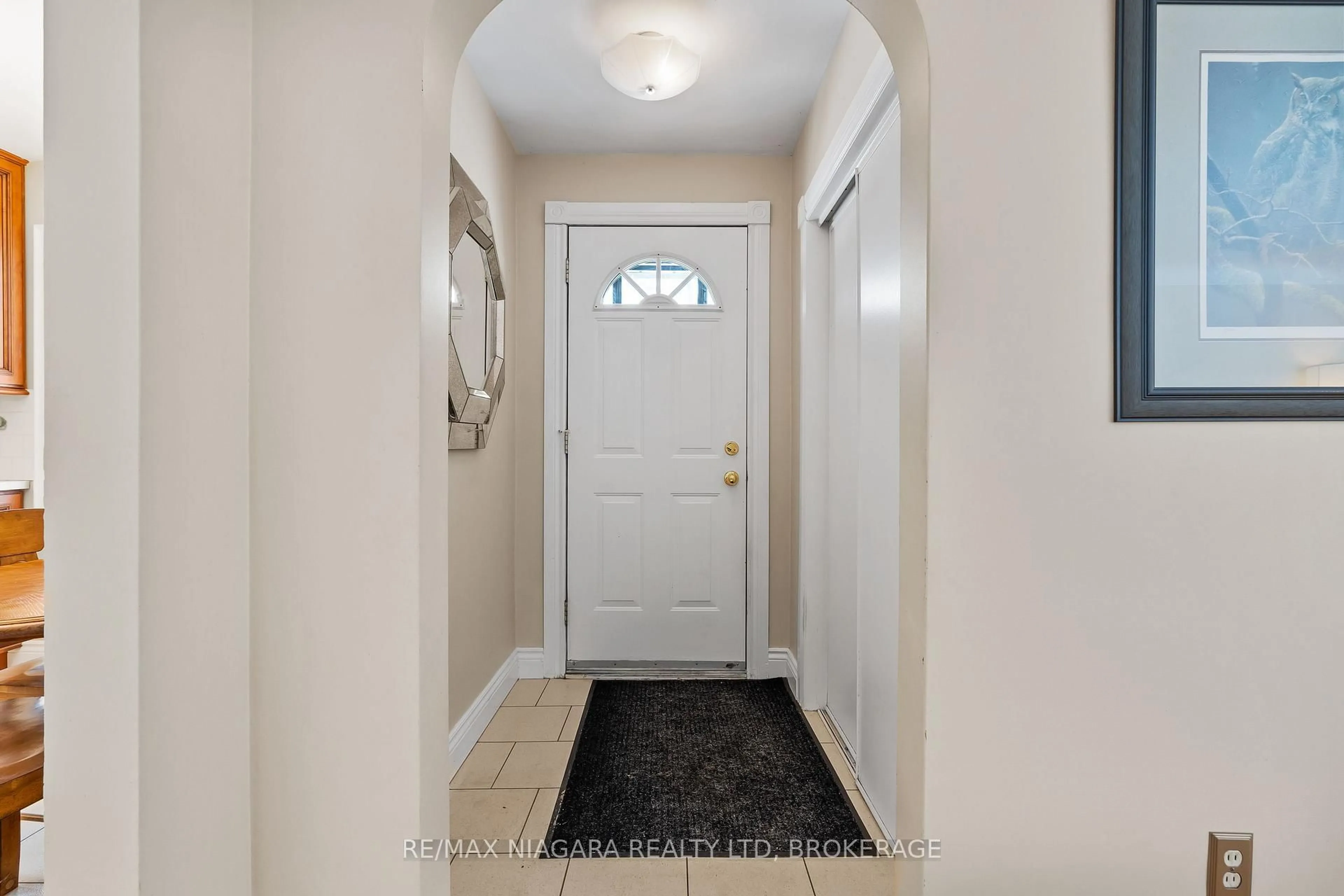 Indoor entryway for 44 Albany Dr, St. Catharines Ontario L2N 3T5