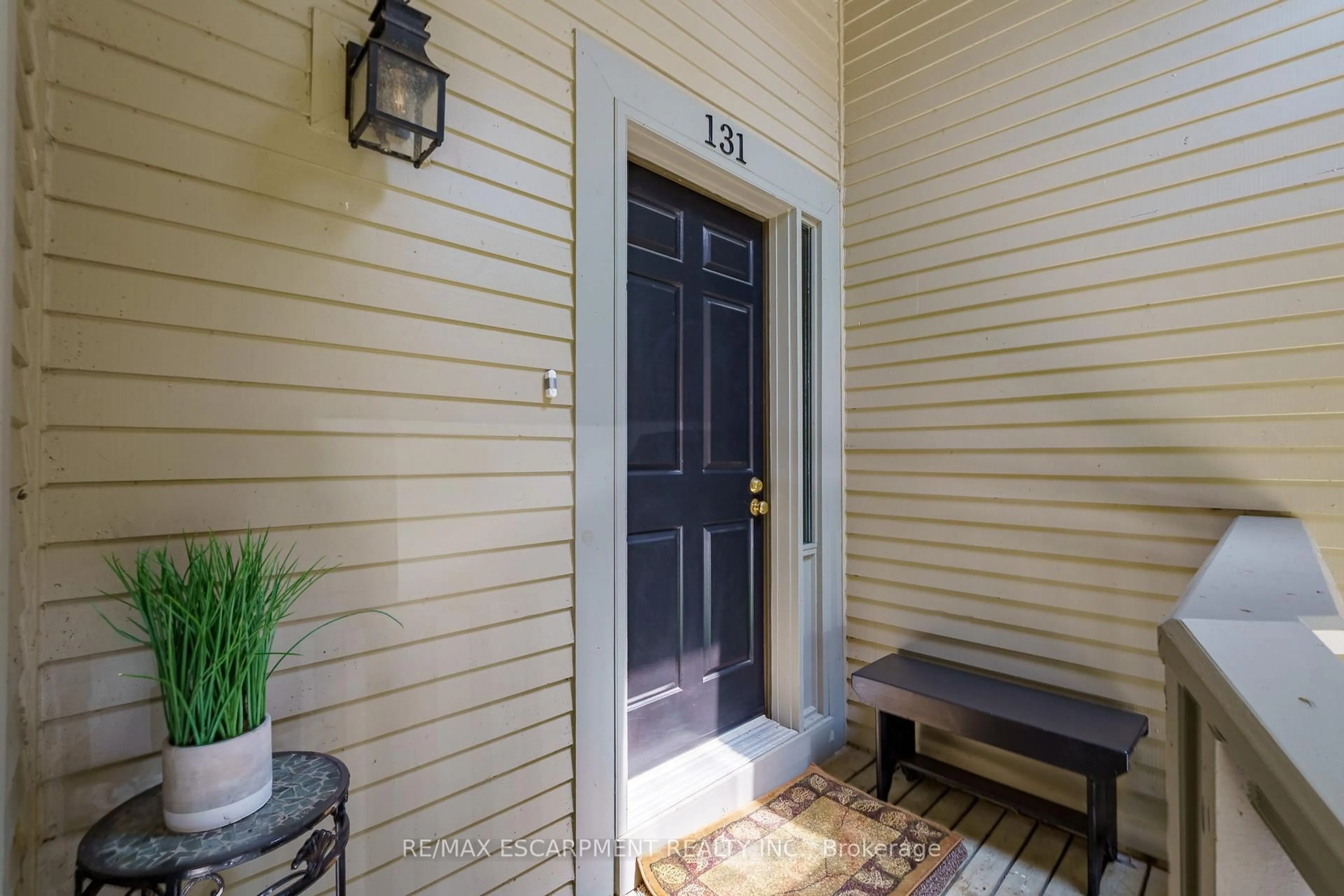 Indoor entryway for 131 Grandview Hilltop Dr #1, Huntsville Ontario P1H 2J5