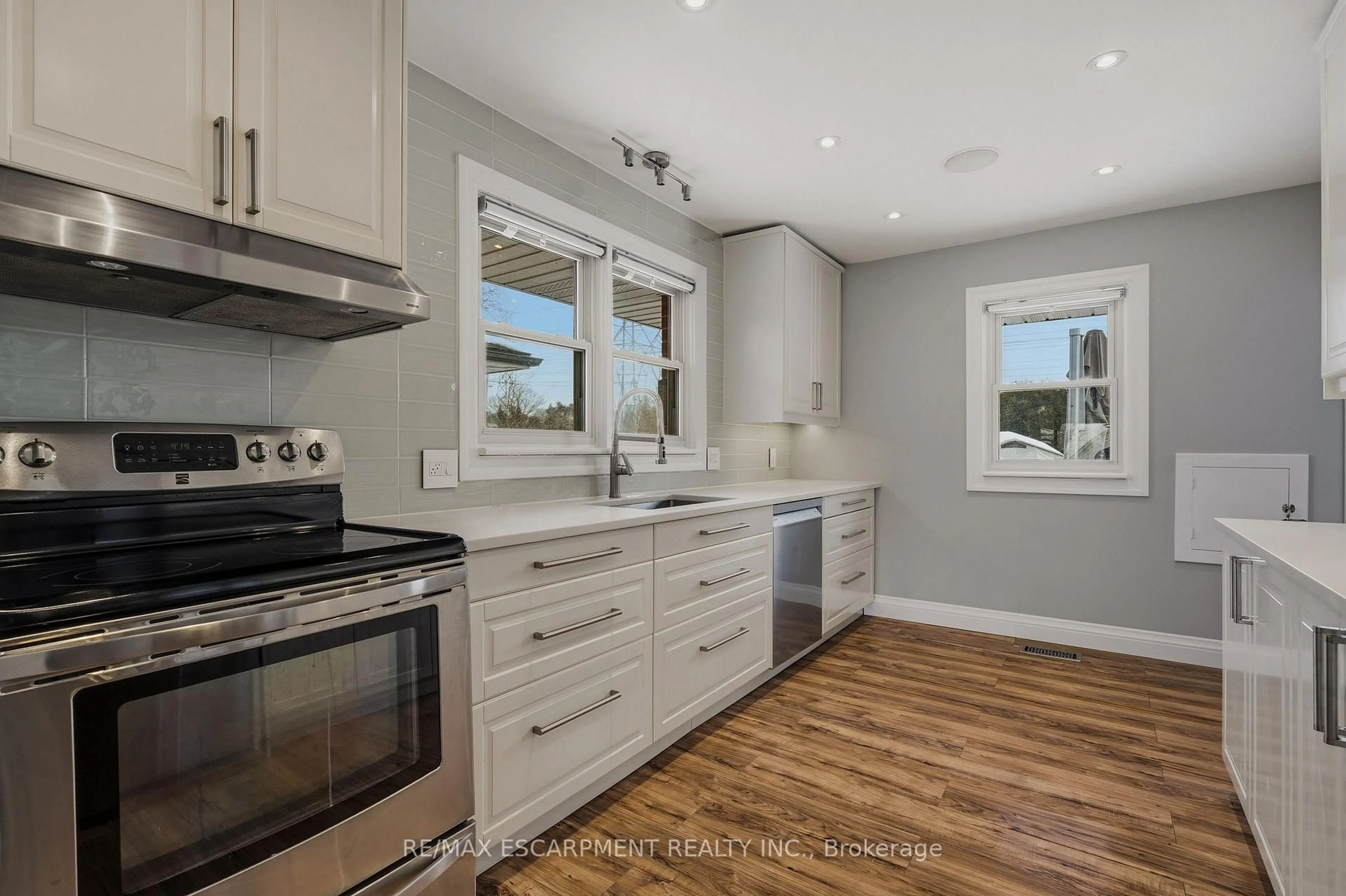 Open concept kitchen, unknown for 20 Shirley St, Hamilton Ontario L9H 4S3