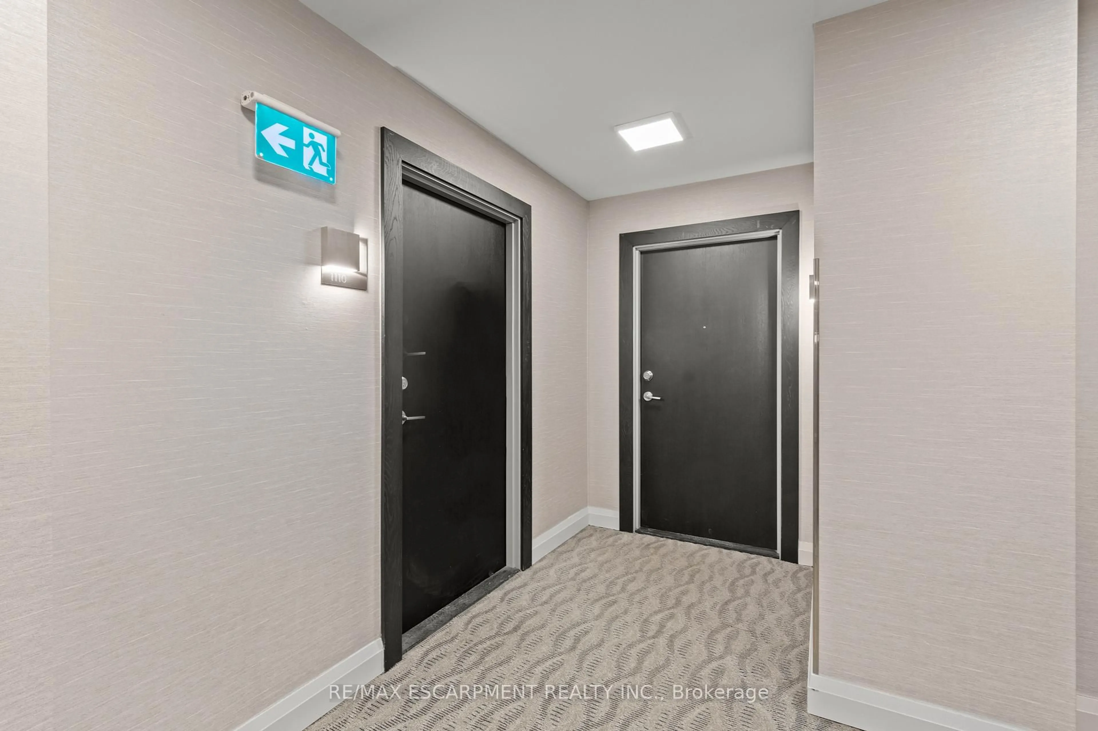 Indoor foyer for 385 Winston Rd #1110, Grimsby Ontario L3M 4E8