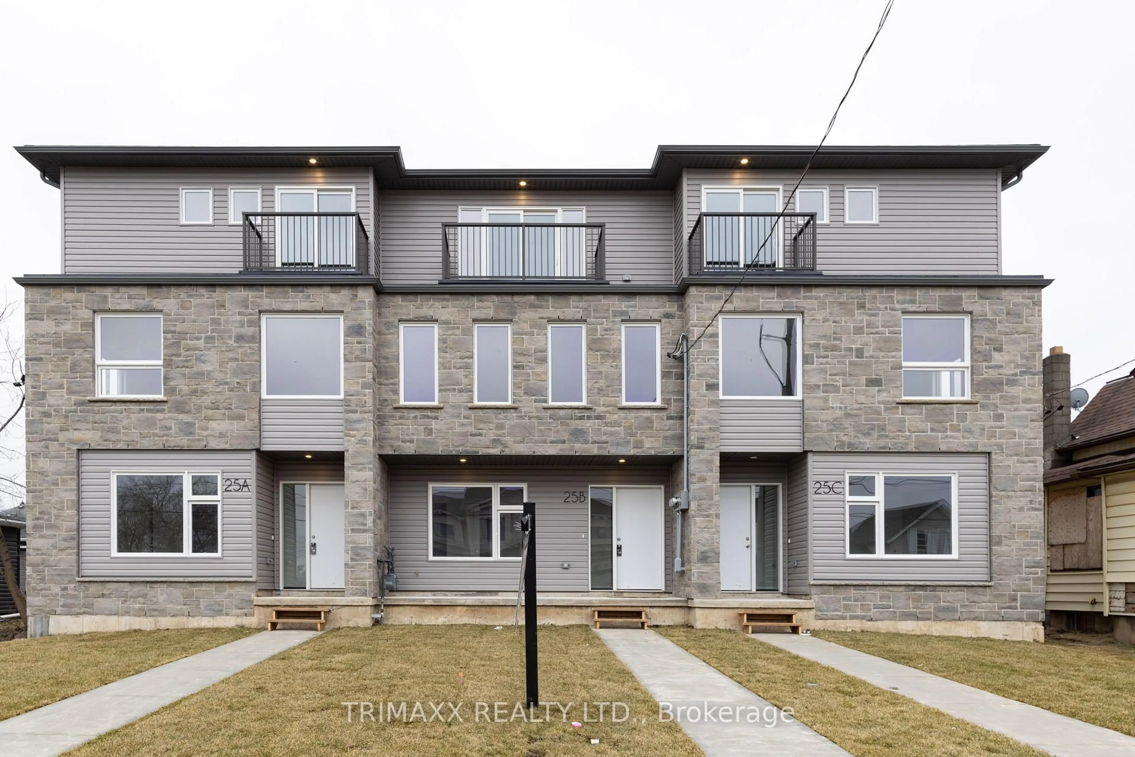 A pic from outside/outdoor area/front of a property/back of a property/a pic from drone, street for 25B Oakdale Ave, St. Catharines Ontario L2P 2B8