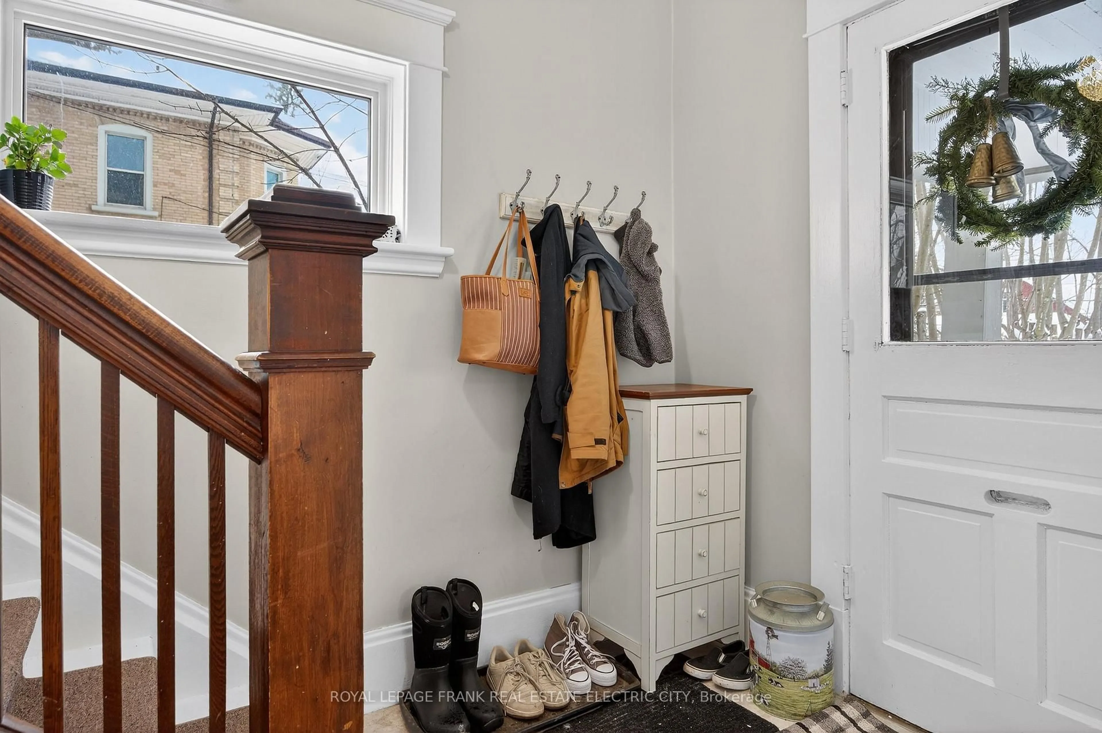 Indoor entryway for 647 Bethune St, Peterborough Ontario K9H 4A2