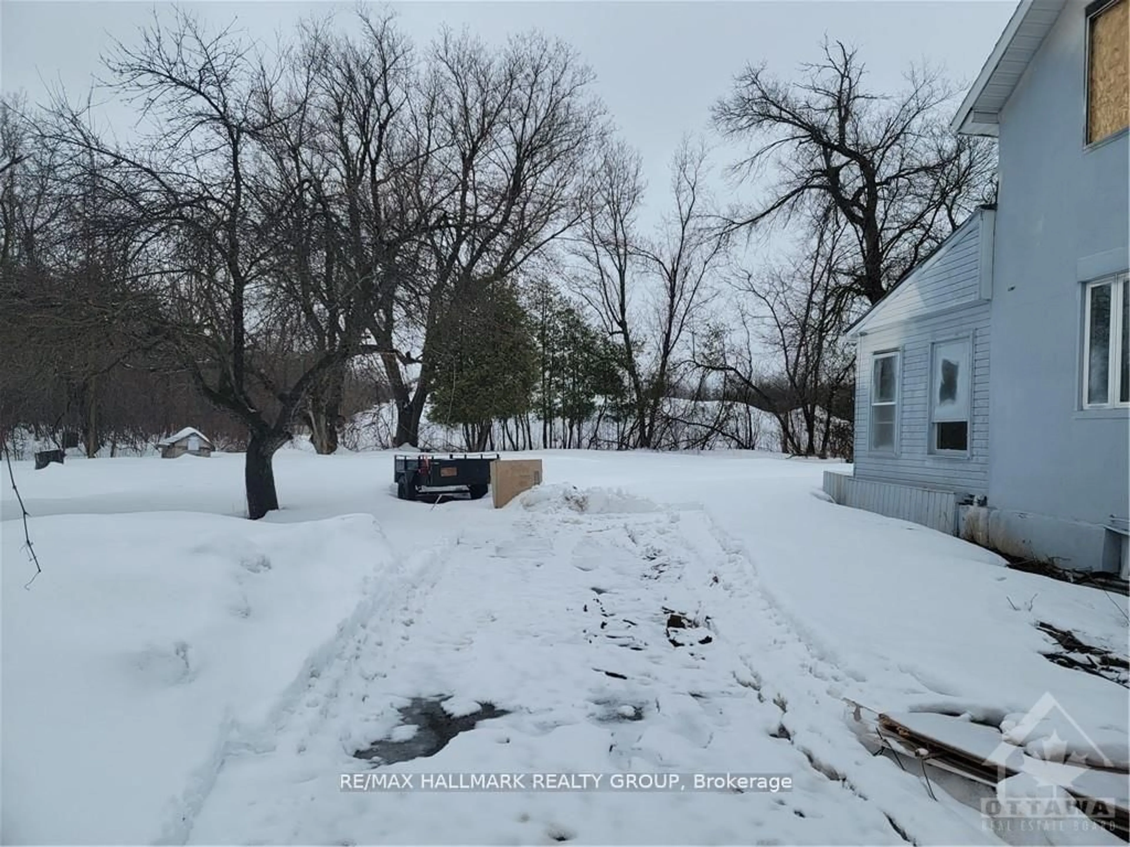 A pic from outside/outdoor area/front of a property/back of a property/a pic from drone, street for 6434 BANK St, Ottawa Ontario K4P 1J5