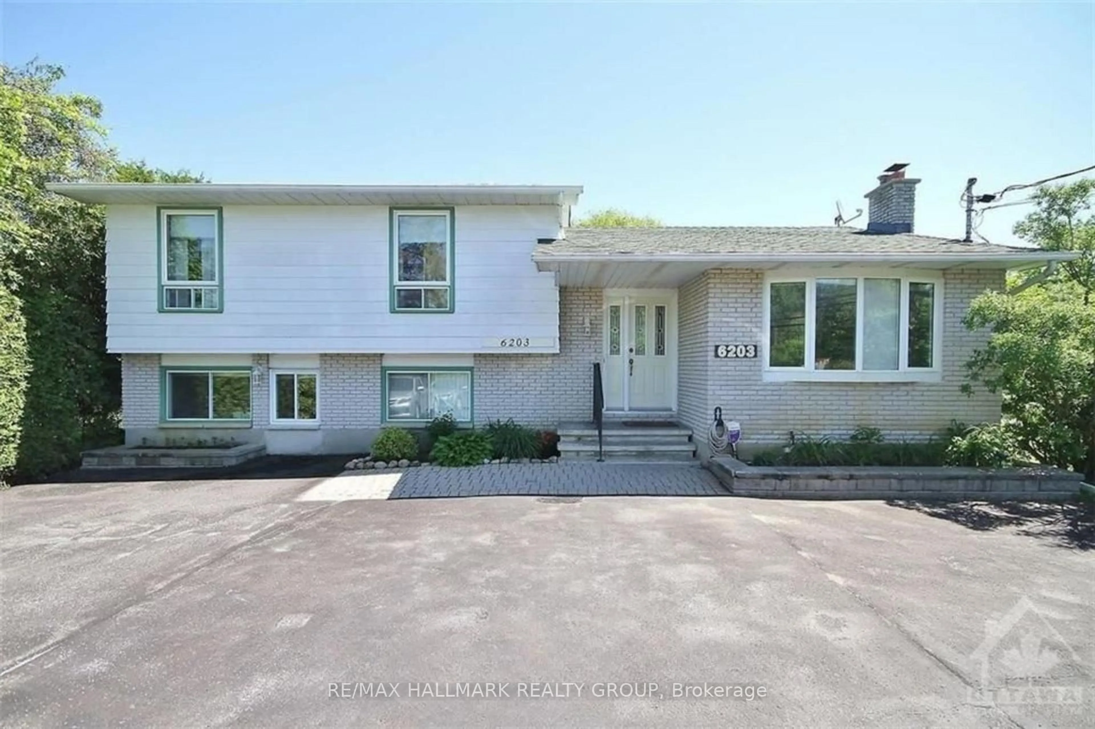 Home with vinyl exterior material, street for 6203 BANK St, Greely Ontario K4P 1B4