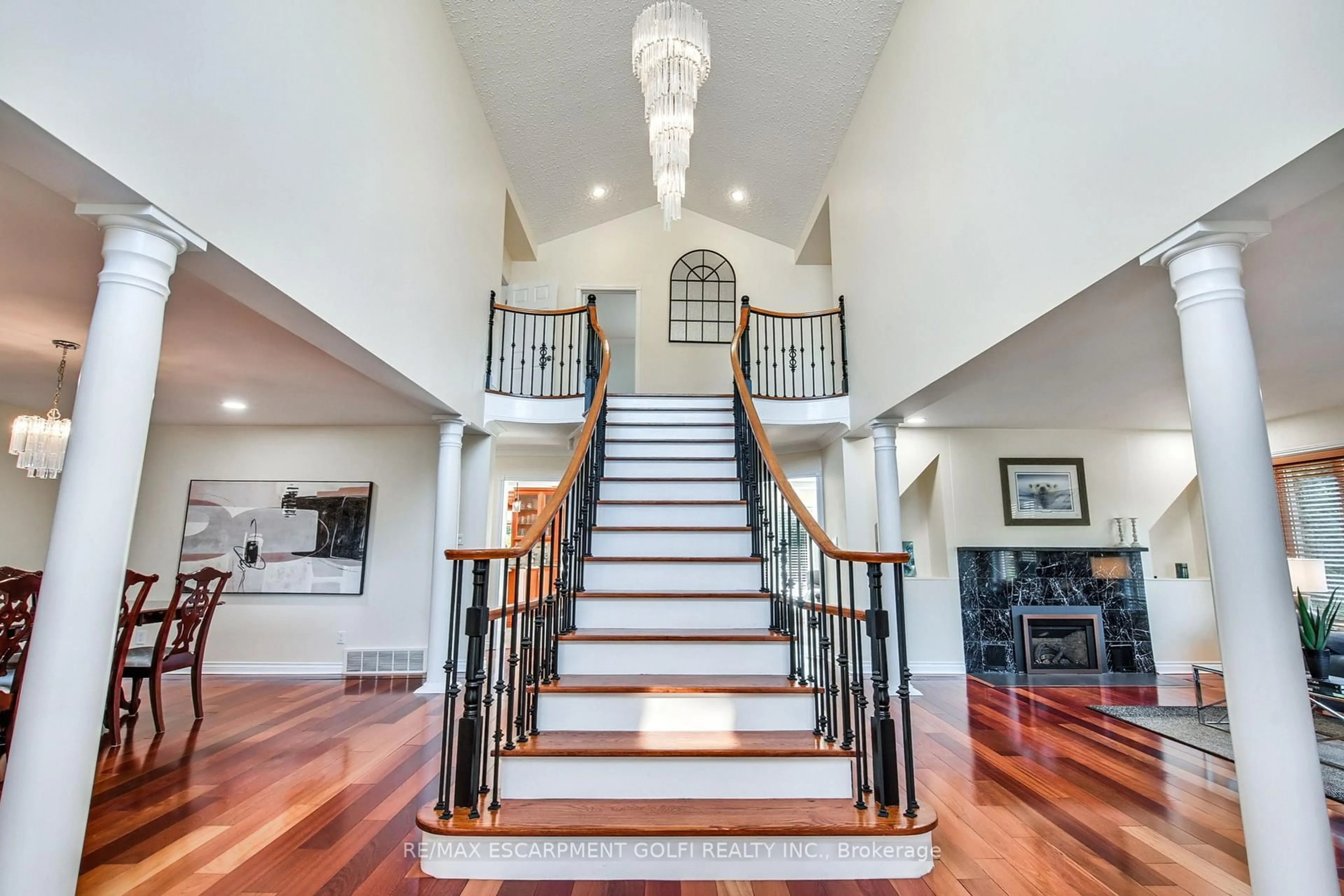 Indoor foyer for 24 JOHN MARTIN Cres, Hamilton Ontario L8B 0Z9